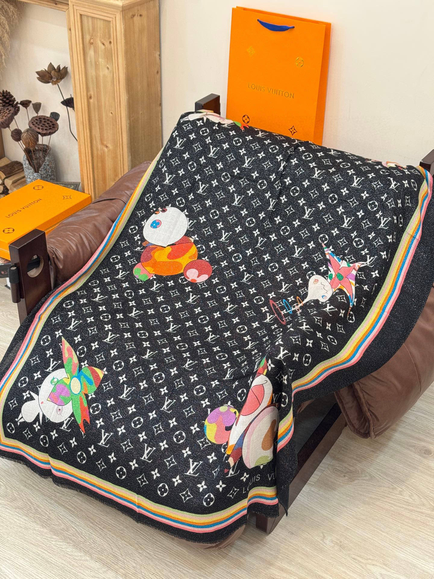 会发光发亮的围巾LV x TM Monogram SuPerflat Characters 丝绒方巾出自