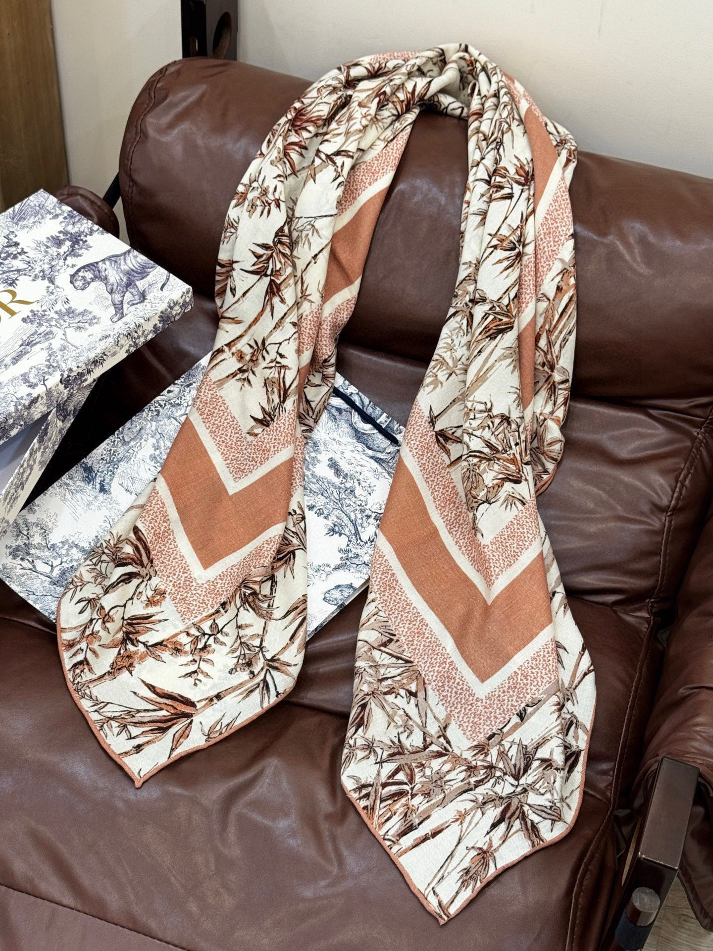 Dior 140丝绒双面同色印花披肩140 厘米丝毛面料多色 Millefiori 图案这款披肩饰以多色