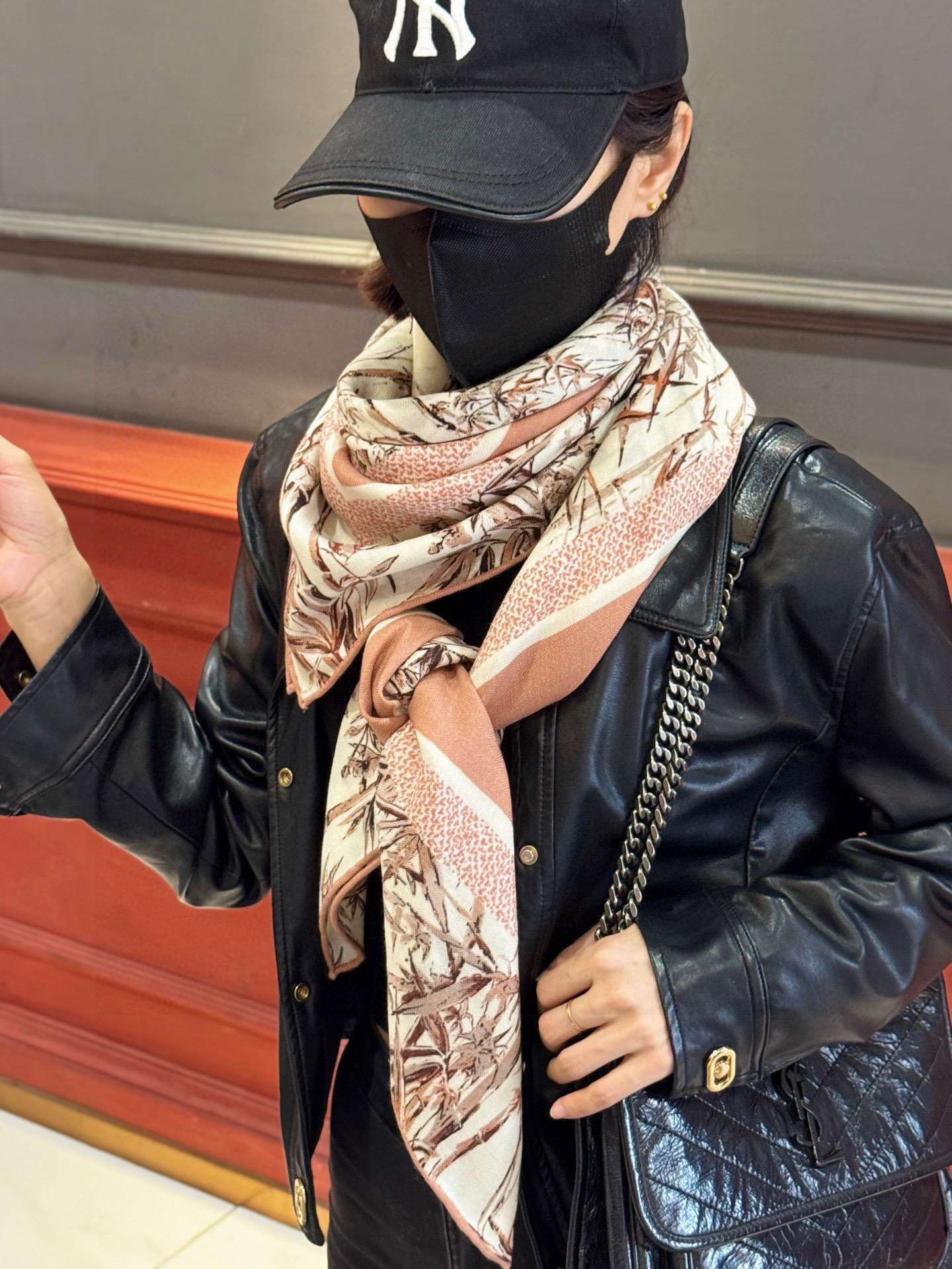 Dior 140丝绒双面同色印花披肩140 厘米丝毛面料多色 Millefiori 图案这款披肩饰以多色