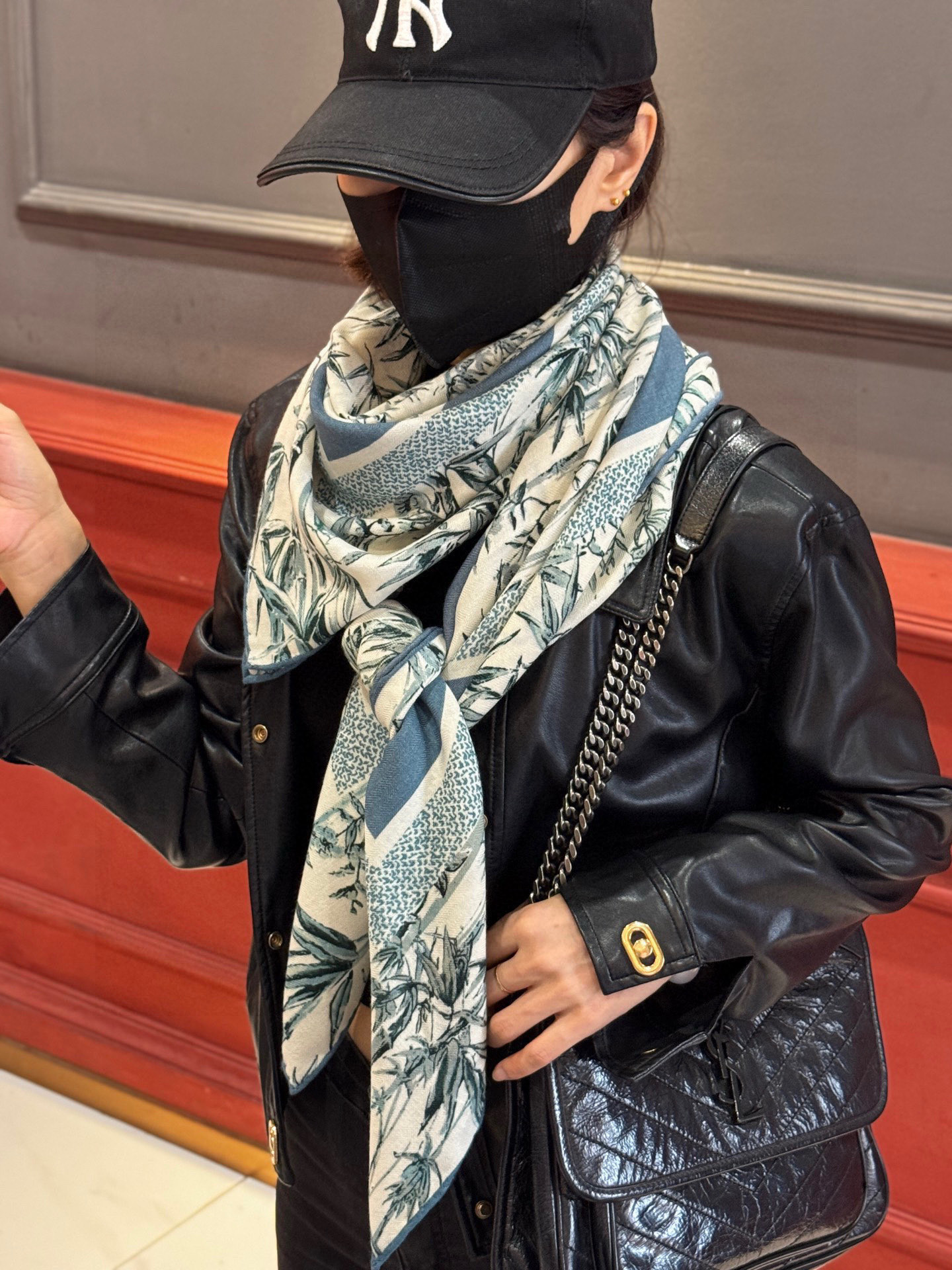 Dior 140丝绒双面同色印花披肩140 厘米丝毛面料多色 Millefiori 图案这款披肩饰以多色