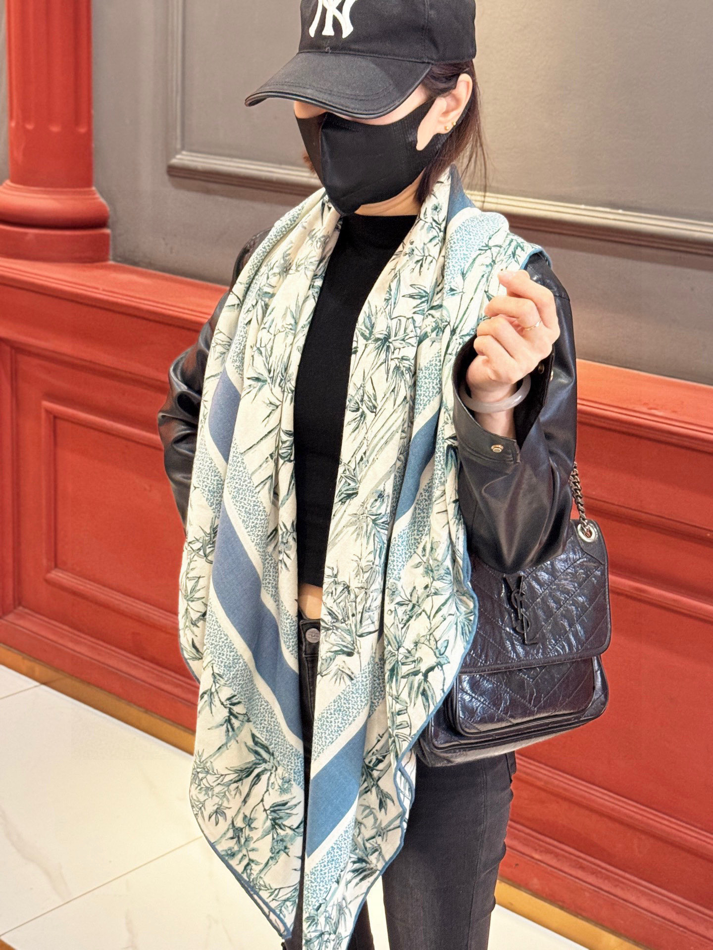 Dior 140丝绒双面同色印花披肩140 厘米丝毛面料多色 Millefiori 图案这款披肩饰以多色