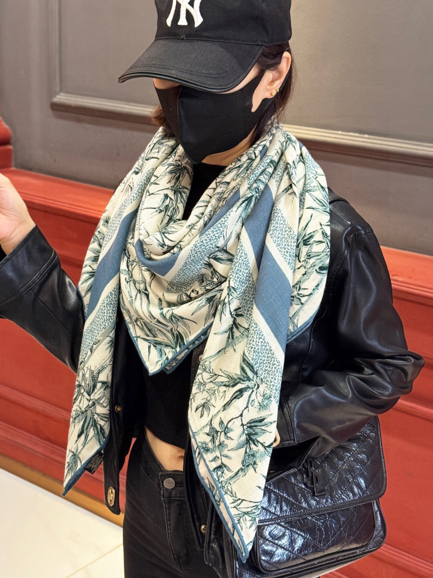 Dior 140丝绒双面同色印花披肩140 厘米丝毛面料多色 Millefiori 图案这款披肩饰以多色