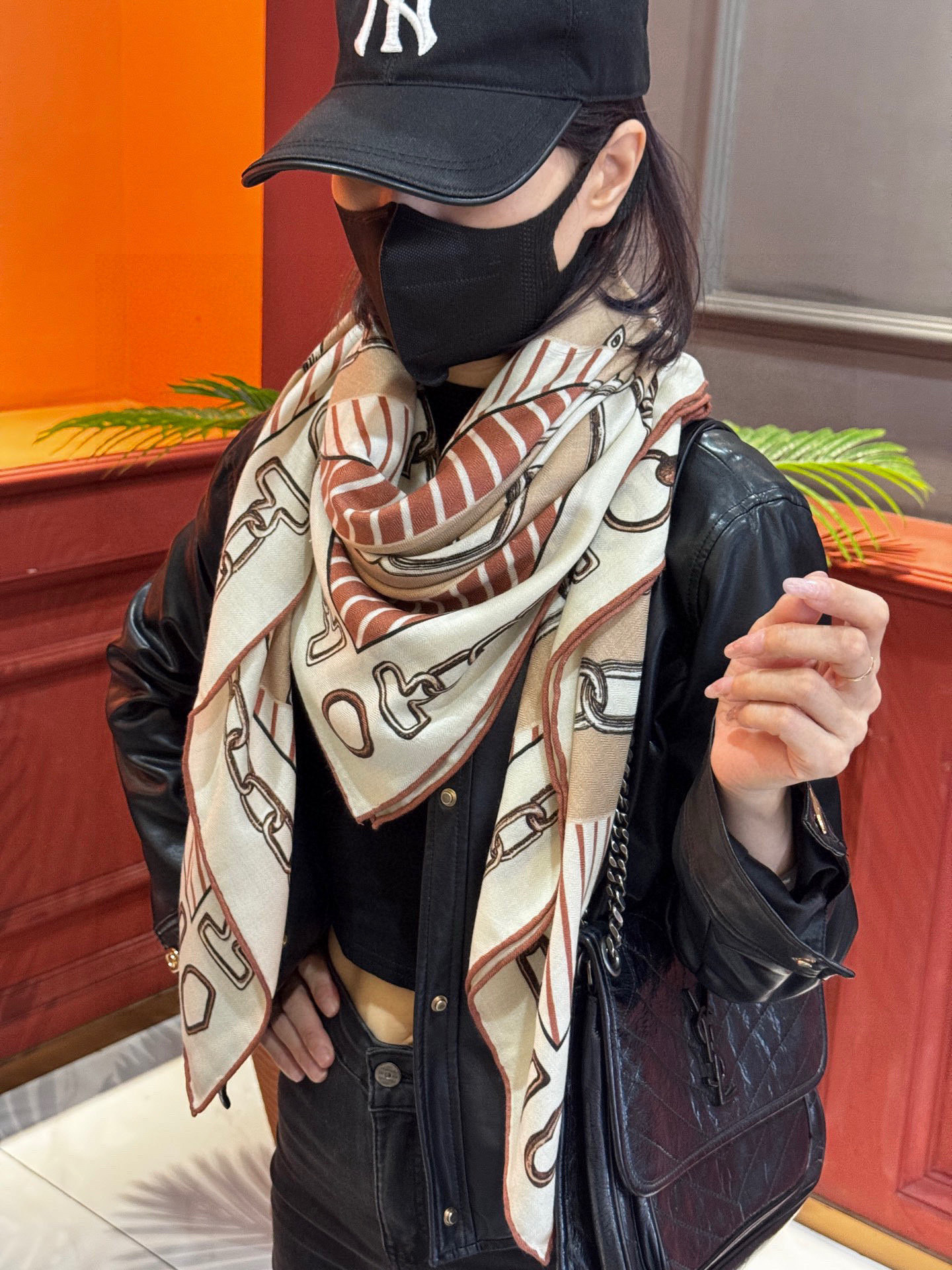 💟2025年早秋上新💞【双面同色丝绒方巾】手工卷边山羊绒和真丝混纺披肩（70%山羊绒，30%桑蚕丝）这款