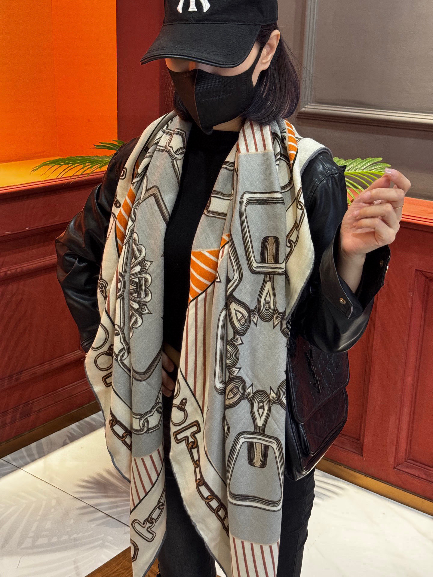 💟2025年早秋上新💞【双面同色丝绒方巾】手工卷边山羊绒和真丝混纺披肩（70%山羊绒，30%桑蚕丝）这款