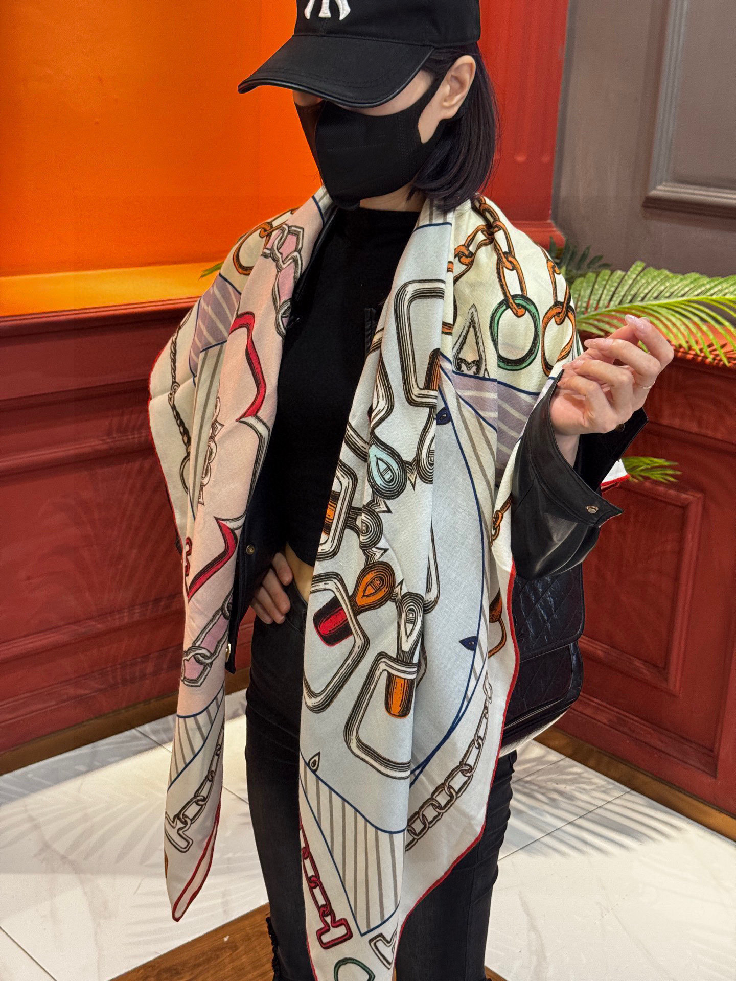 NO:581474,New for early autumn 2025 [Double-sided velvet square scarf of the same color] Hand-rolled cashmere and silk blended shawl (70% cashmere, 30% mulberry silk) This shawl is made of classic cashmere and silk blended fabric, soft and light, easy to wear. A must-have for air-conditioned rooms!  Ideal for colder days or cooler nights. Dimensions 140x 140 cm | Due to the hand-rolled edges of this shawl, the dimensions may vary slightly from the stated size. High version scarf, high version scarf, real silk, shawls198609092025年早秋上新【双面同色丝绒方巾】手工卷边山羊绒和真丝混纺披肩（70山羊绒,30桑蚕丝） 这款披肩采用经典山羊绒和真丝混纺面料,柔软轻盈,佩戴方便.空调房必备！寒冷时分或微凉夜间的理想之选. 尺寸140x 140厘米 | 由于这款披肩采用手工卷边,与标示的尺寸或会略有不同 高版本围巾,高版本围巾,real silk,shawls,scarf