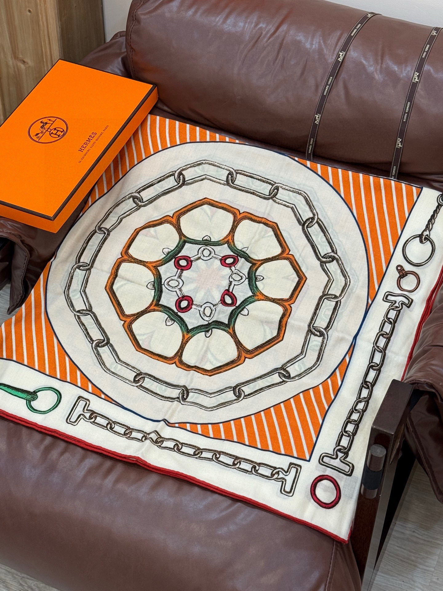 💟2025年早秋上新💞【双面同色丝绒方巾】手工卷边山羊绒和真丝混纺披肩（70%山羊绒，30%桑蚕丝）这款