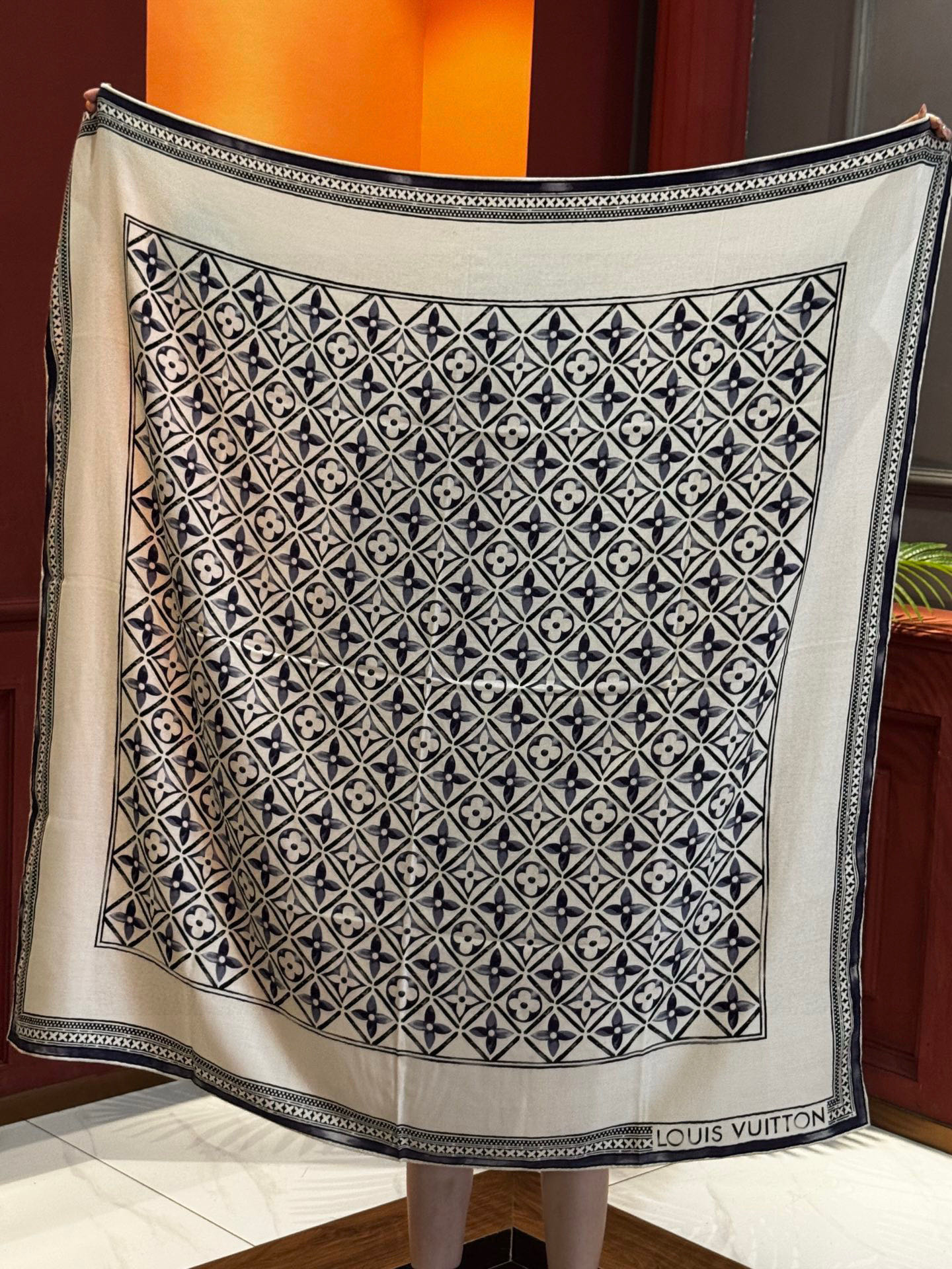 140顶级丝绒双面同色披肩30%真丝70%羊绒140*140方巾本款丝绒方巾以满溢艺术气息的设计诠释19