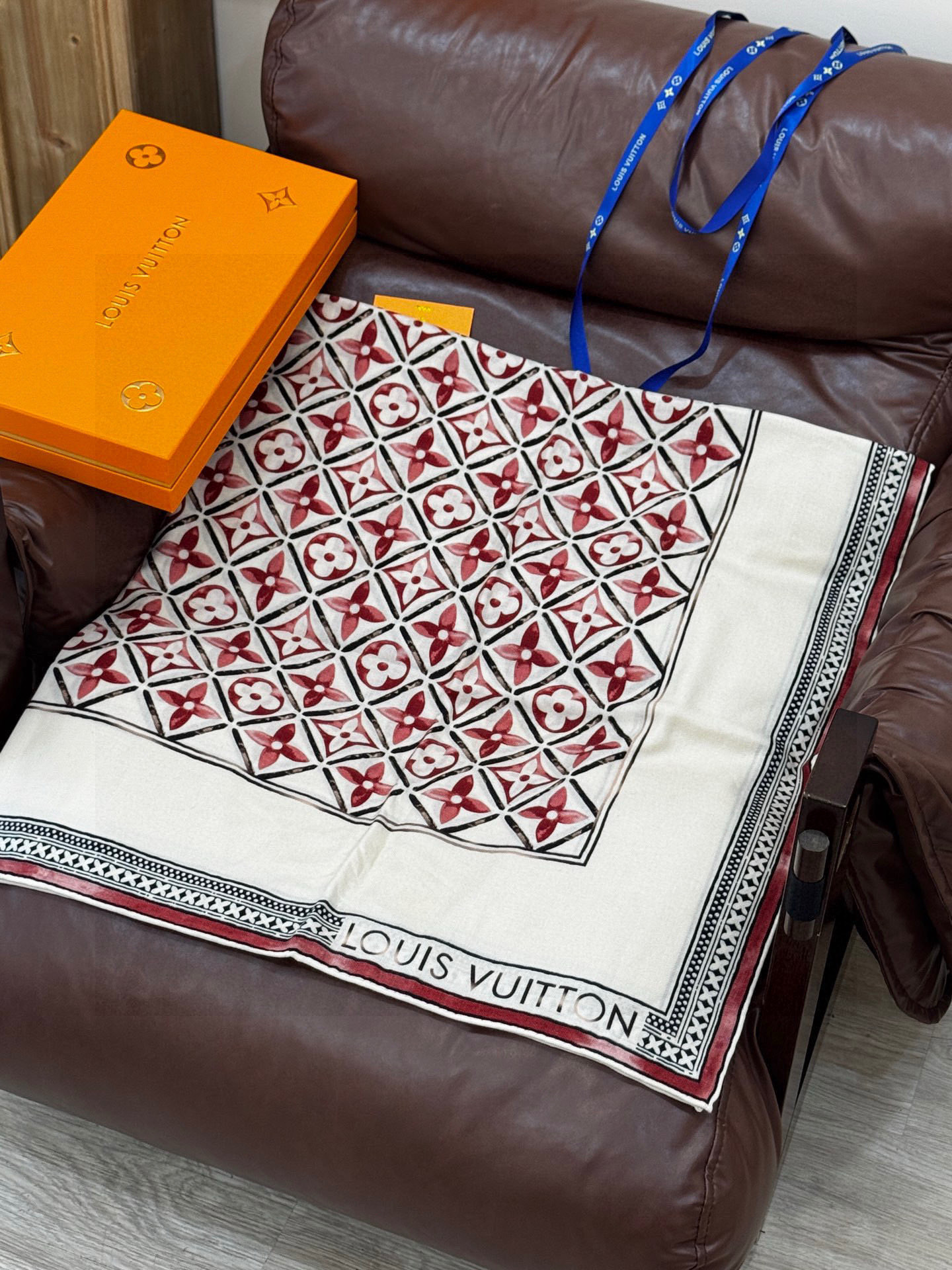 140顶级丝绒双面同色披肩30%真丝70%羊绒140*140方巾本款丝绒方巾以满溢艺术气息的设计诠释19