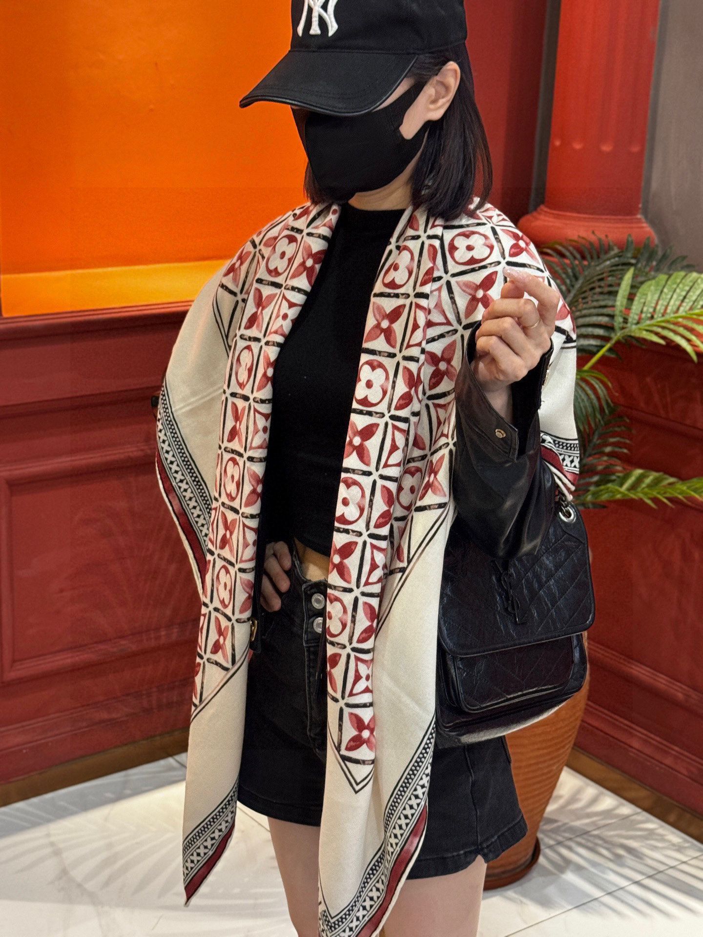 NO:581477,140 top-quality velvet double-sided same-color shawl 30 silk 70 cashmere 140*140 square scarf This velvet square scarf uses an artistic design to interpret the inspiration of advertising posters at the end of the 19th century, paying tribute to the long history. Various hard cases and travel stickers are embellished with star-dot pattern background, highlighting the brand's focus on exquisite details. The elegant configuration releases elegant charm. High version scarf, high version scarf, real silk, shawls19860909140顶级丝绒双面同色披肩 30真丝70羊绒 140*140方巾 本款丝绒方巾以满溢艺术气息的设计诠释19世纪末广告海报的灵感启发,向悠久历史致敬.各色硬箱与旅行贴纸点缀星点图案背景,彰显品牌对考究细节的专注.典雅构型释放考究韵致.高版本围巾,高版本围巾,real silk,shawls,scarf