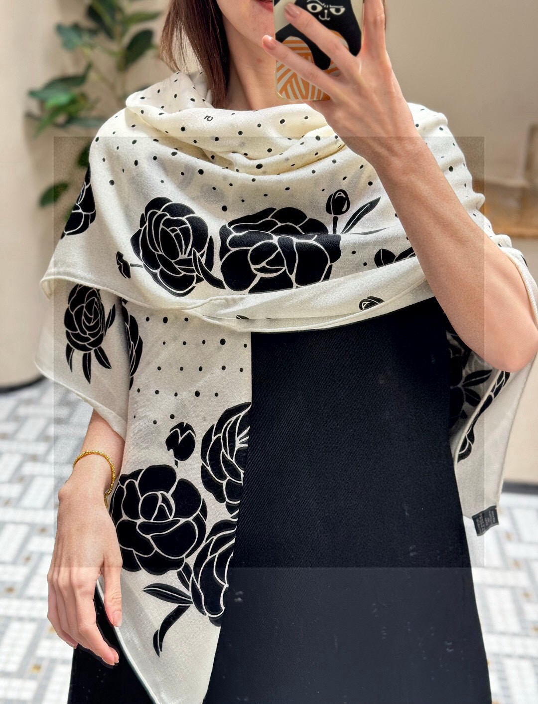 💟上新 ❤️ 𝐂𝐡𝐚𝐧𝐞𝐥 • ℕ𝕖𝕨《小香山茶花系列单品集》 黑色Size：140*140cm 丝绒双