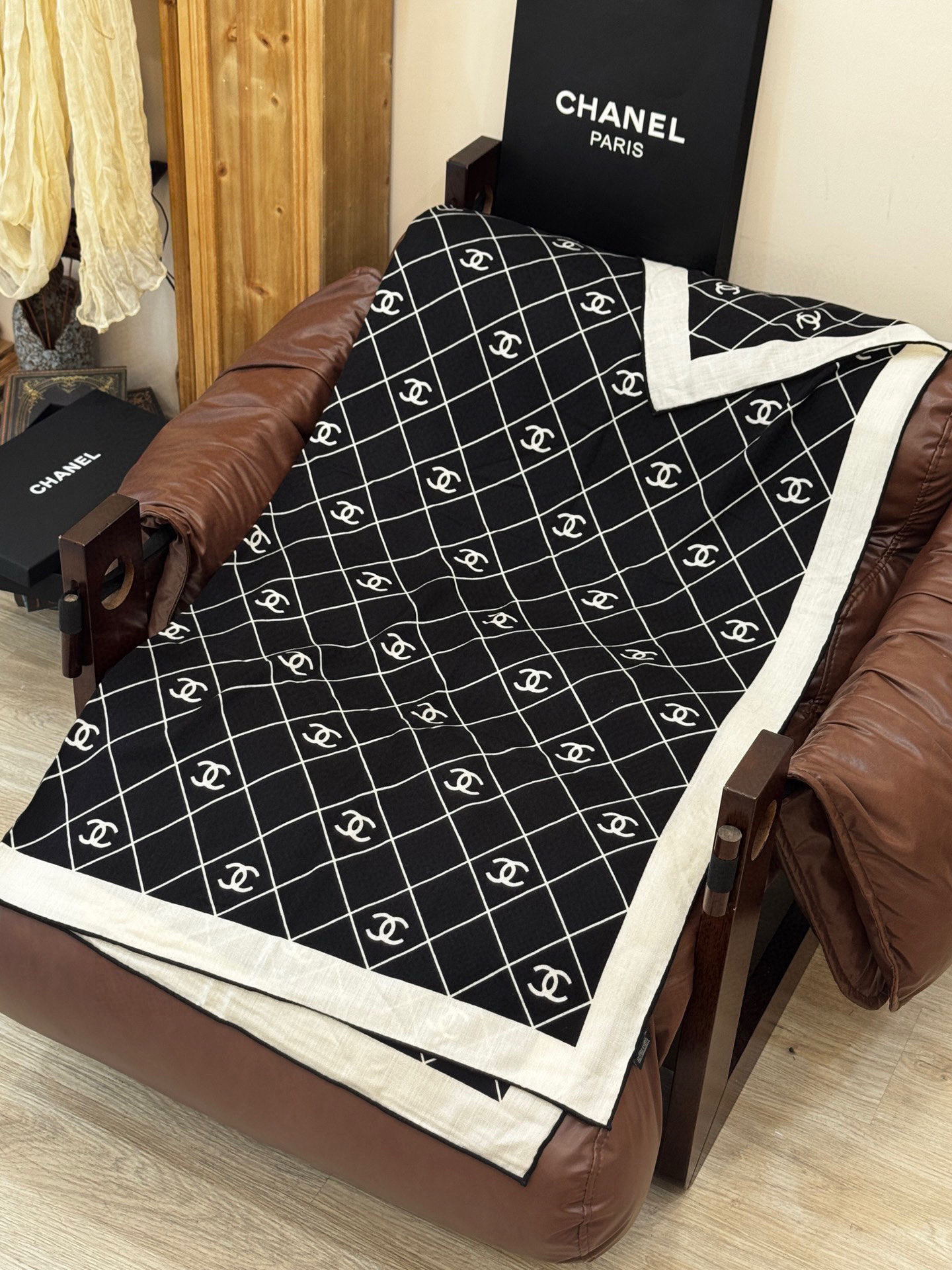 【升级双面同色 加密面料】 上新❤️ 140*140台版印花 黑白二色 高级都市新贵！山茶花的再一次邂逅