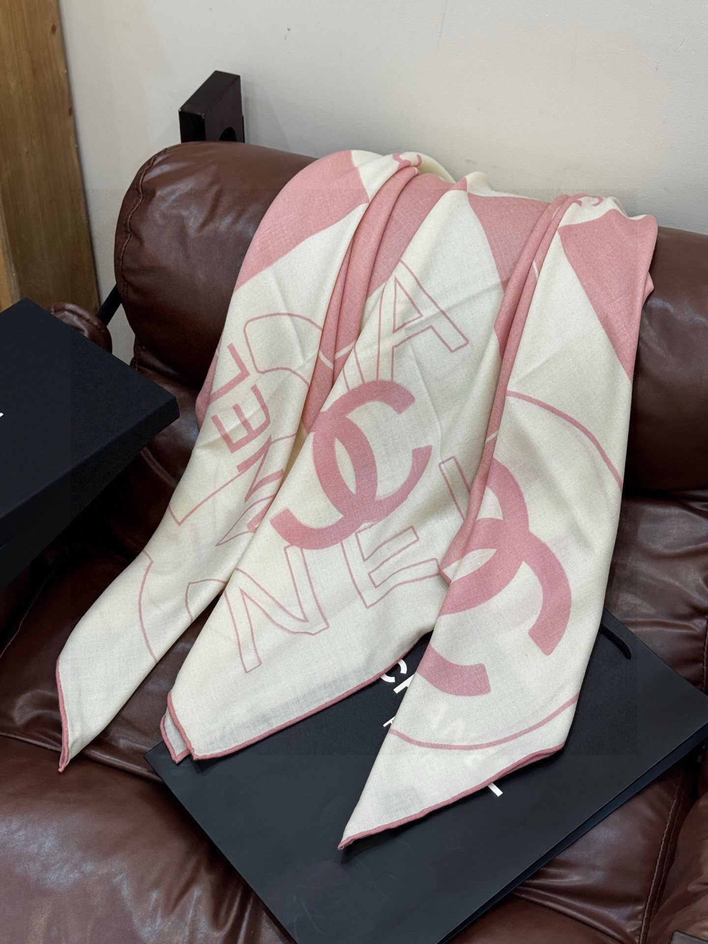 Chanel 25s秋冬新品～【140顶级丝绒双面同色披肩】25s 秋冬披肩设计真的好有突破粉色米色格优