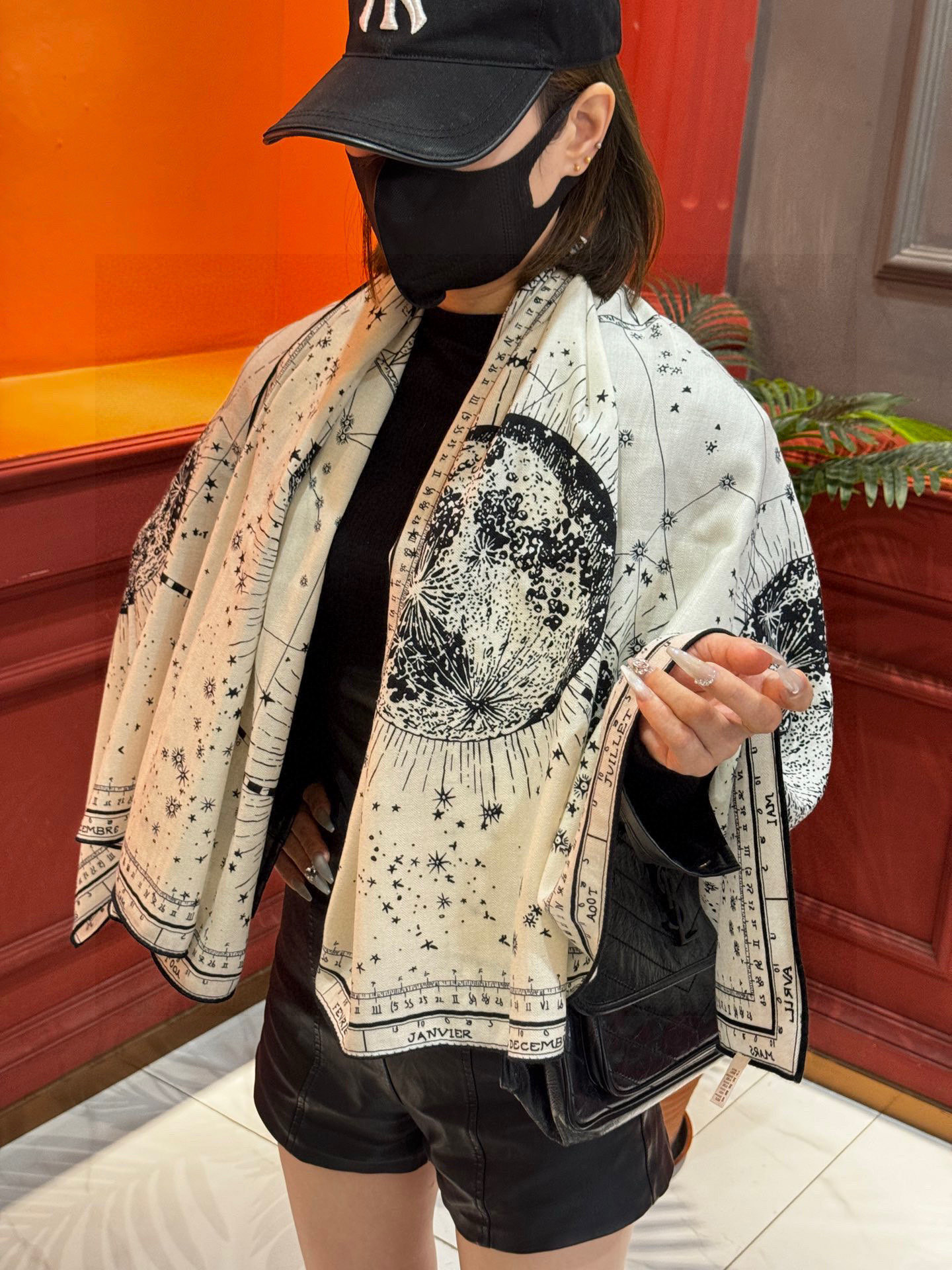 NO:574621,The new D family silk scarf {140cm silk cashmere} mulberry silk + cashmere is now designed by Pietro Ruffo (Pietro RUffo) Dior Phases Lunaires pattern print, showing the moon pattern in a constellation style, inspired by Mr. Dior's love for astrology Christian Dior signature jacquard strip pattern, embellished with constellation patterns, more stylish, can be tied around the neck, adding a finishing touch to various fashion styles, and can also be combined with other Dior  Phases LUnaires single product matching. Black and ivory Dior Phases Lunaires pattern print embellished with constellation pattern size 140*140 size high version scarf, high version scarf, dior, dior, real silk19860909上新D家丝巾｛140cm真丝羊绒｝桑蚕丝+羊绒 现由彼得罗鲁福 (Pietro RUffo） 设计的Dior Phases Lunaires 图案 印花,以星座风格展示月亮图案,其灵感源自 Dior 先生对占星的热爱 Christian Dior 标志提花条形图案,点缀以星座图案,更显格调、 可系在颈部、为各式时尚造型增添点睛之笔,也可 与其他 Dior Phases LUnaires 单品搭配. 黑色和象牙色 Dior Phases Lunaires 图案印花 点缀以星座图案尺寸140*140尺寸 高版本围巾,高版本围巾,dior,dior,real silk,scarf