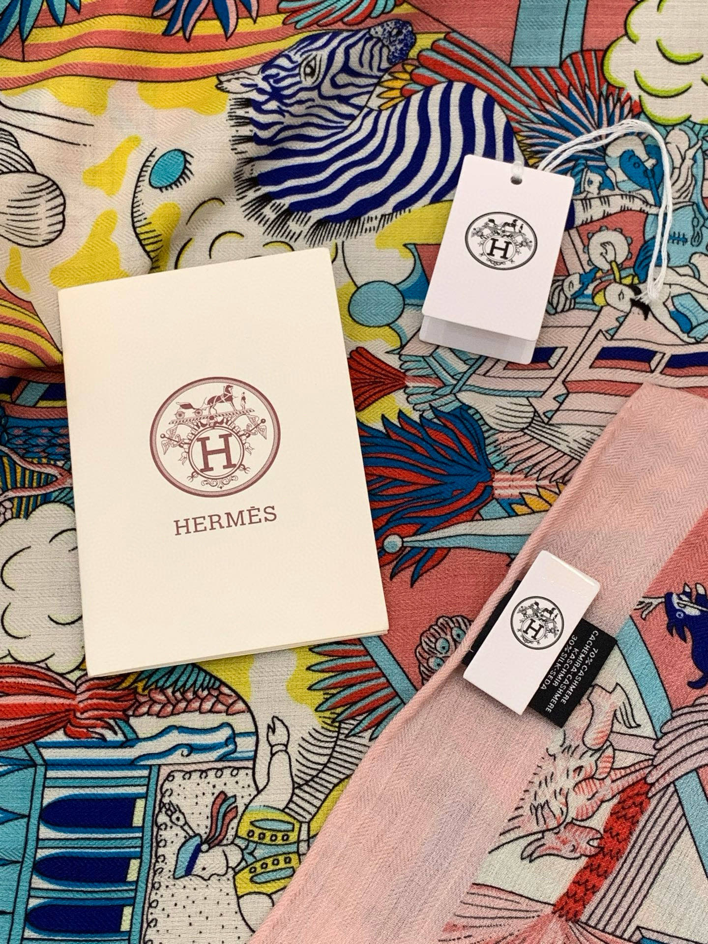 羊绒新款🆕👏👏买了都说好看‼️推荐💕爱马仕双面同色羊绒方巾【动物之城双面同色140】，顶级工艺超值‼️爱