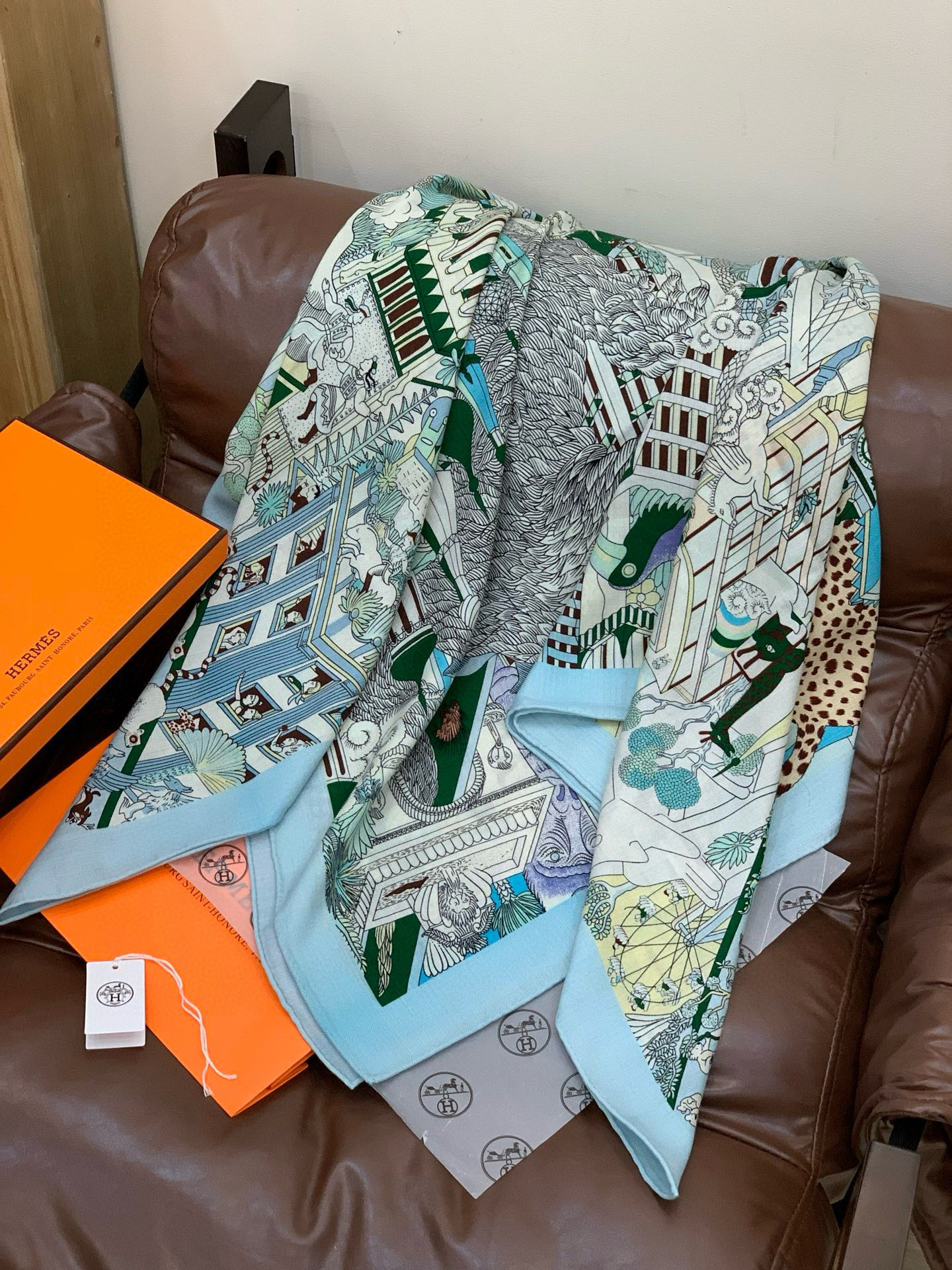 羊绒新款🆕👏👏买了都说好看‼️推荐💕爱马仕双面同色羊绒方巾【动物之城双面同色140】，顶级工艺超值‼️爱