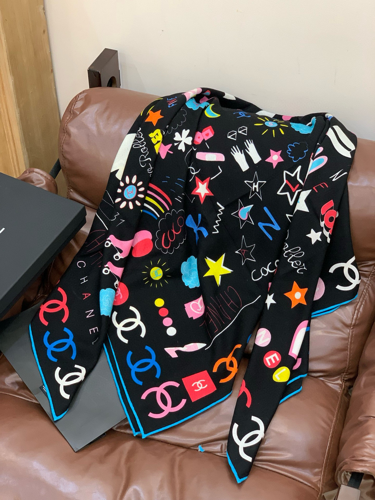 2025秋冬高级成衣系列～Chanel 【140双面同色丝绒披肩】此系列谱写一曲自由轻灵的赞歌本系列作品