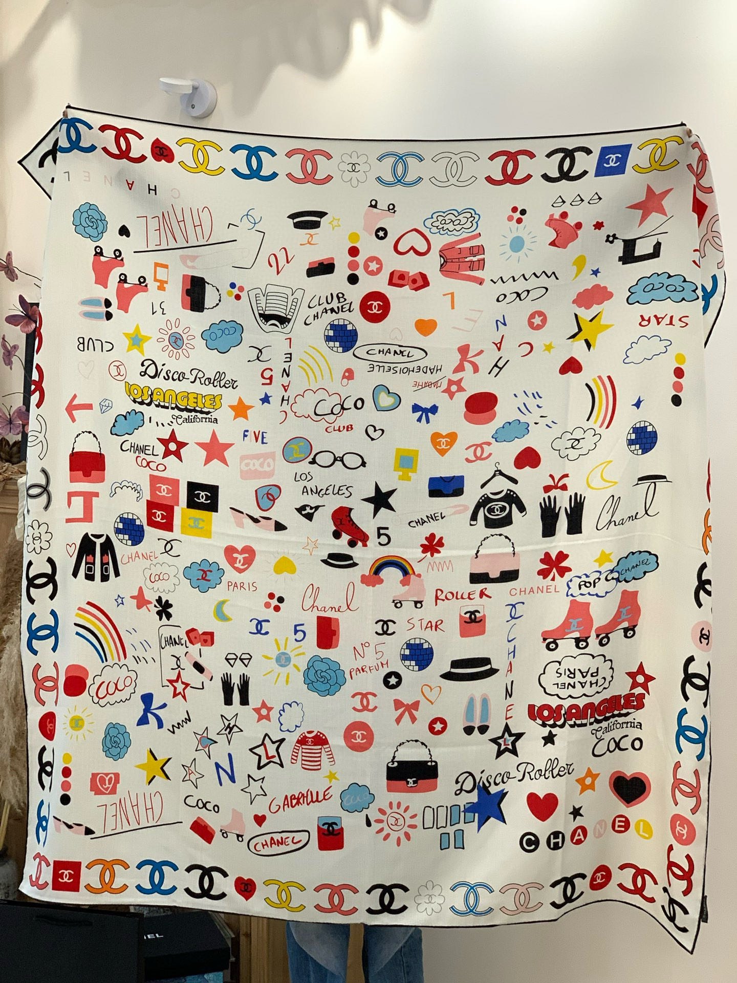 2025秋冬高级成衣系列～Chanel 【140双面同色丝绒披肩】此系列谱写一曲自由轻灵的赞歌本系列作品