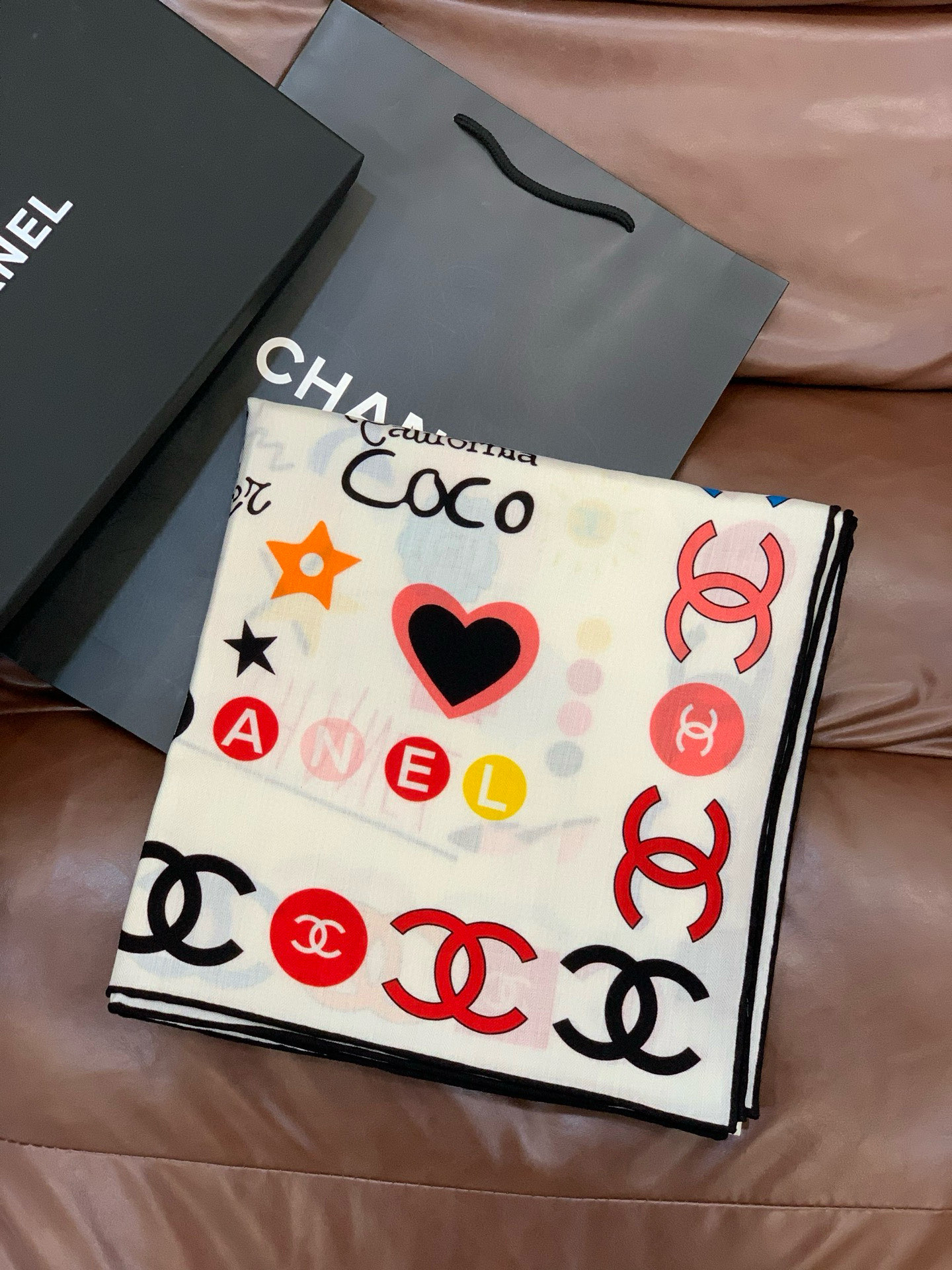 2025秋冬高级成衣系列～Chanel 【140双面同色丝绒披肩】此系列谱写一曲自由轻灵的赞歌本系列作品