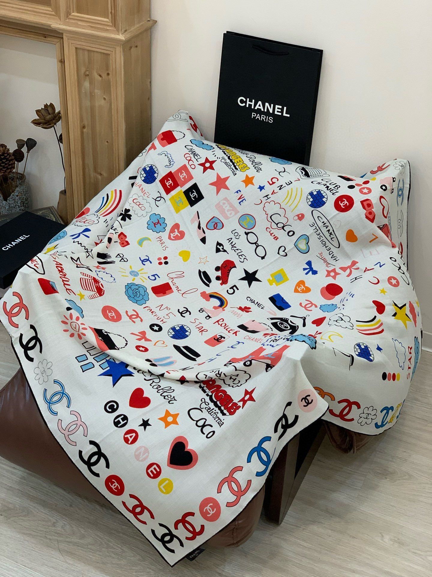 2025秋冬高级成衣系列～Chanel 【140双面同色丝绒披肩】此系列谱写一曲自由轻灵的赞歌本系列作品