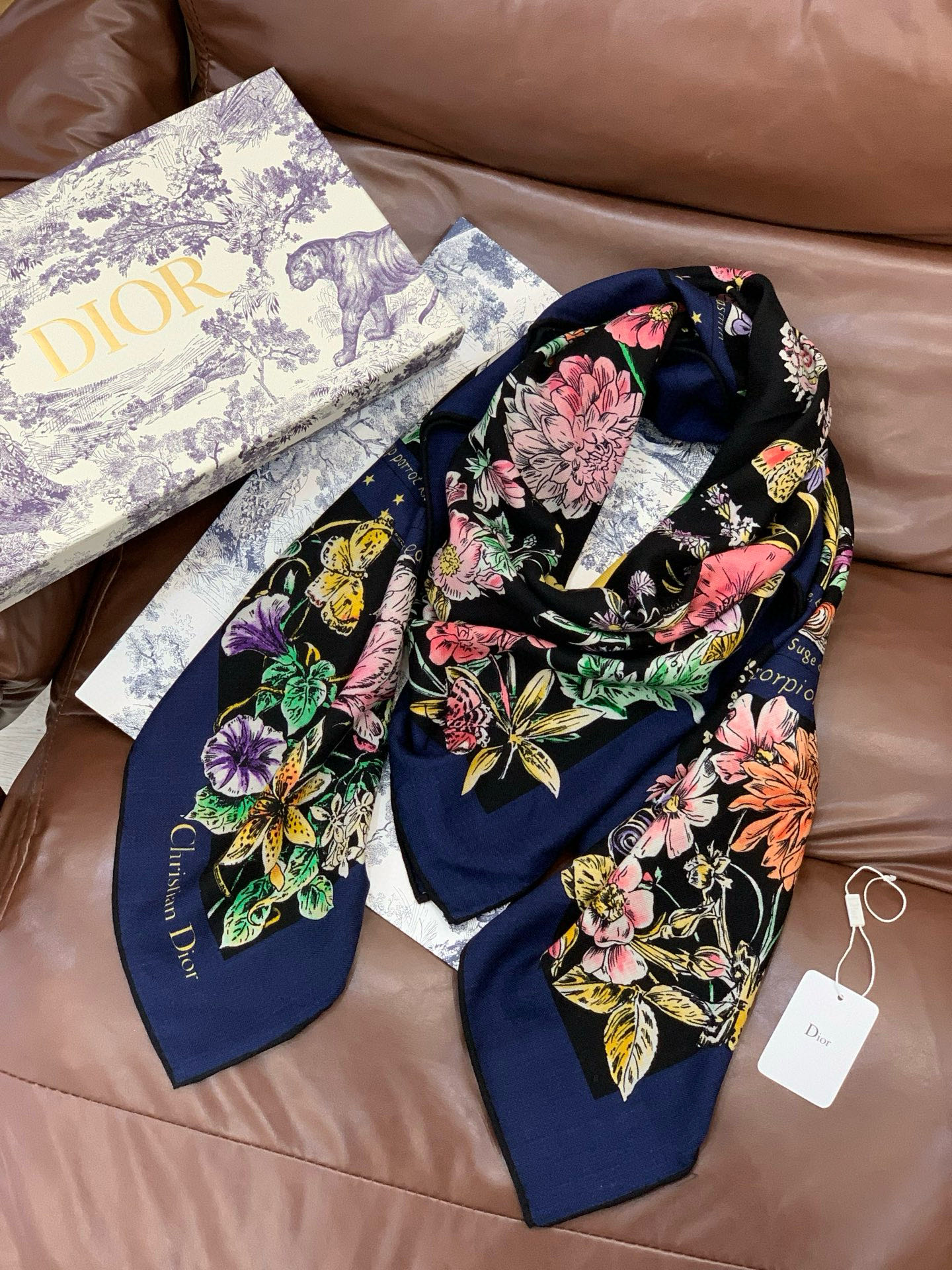 Dior 双面同色丝绒印花方巾140丝绒面料多色 Dior Astral Flowers这款方巾饰以 D