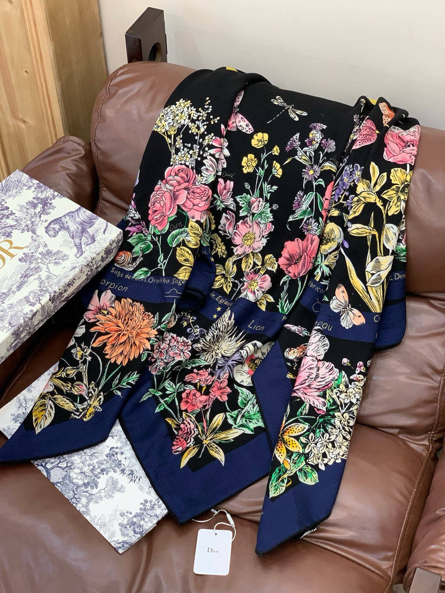 Dior 双面同色丝绒印花方巾140丝绒面料多色 Dior Astral Flowers这款方巾饰以 D