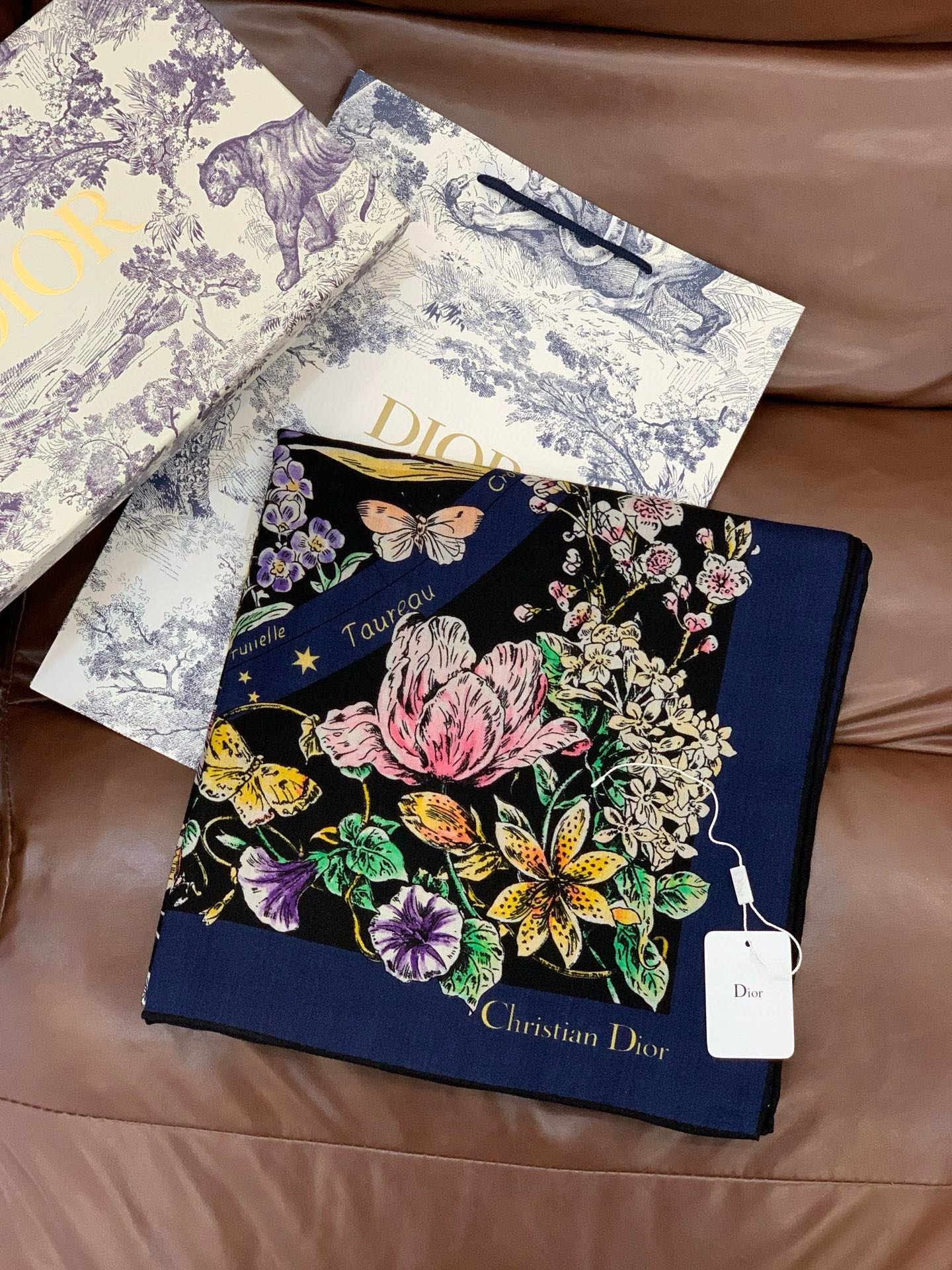 Dior 双面同色丝绒印花方巾140丝绒面料多色 Dior Astral Flowers这款方巾饰以 D