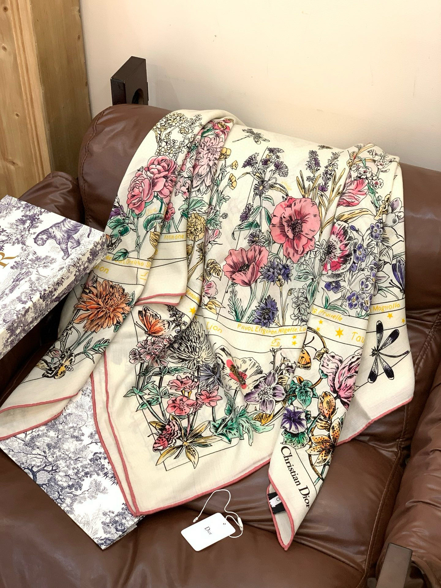 Dior 双面同色丝绒印花方巾140丝绒面料多色 Dior Astral Flowers这款方巾饰以 D