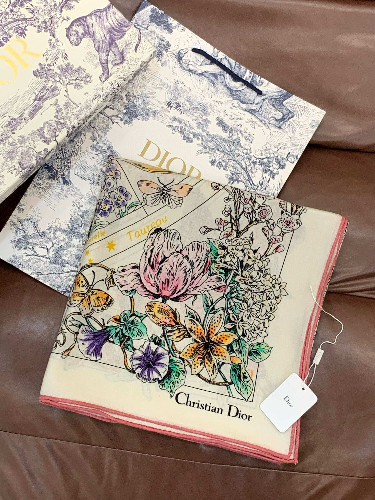 Dior 双面同色丝绒印花方巾140丝绒面料多色 Dior Astral Flowers这款方巾饰以 D