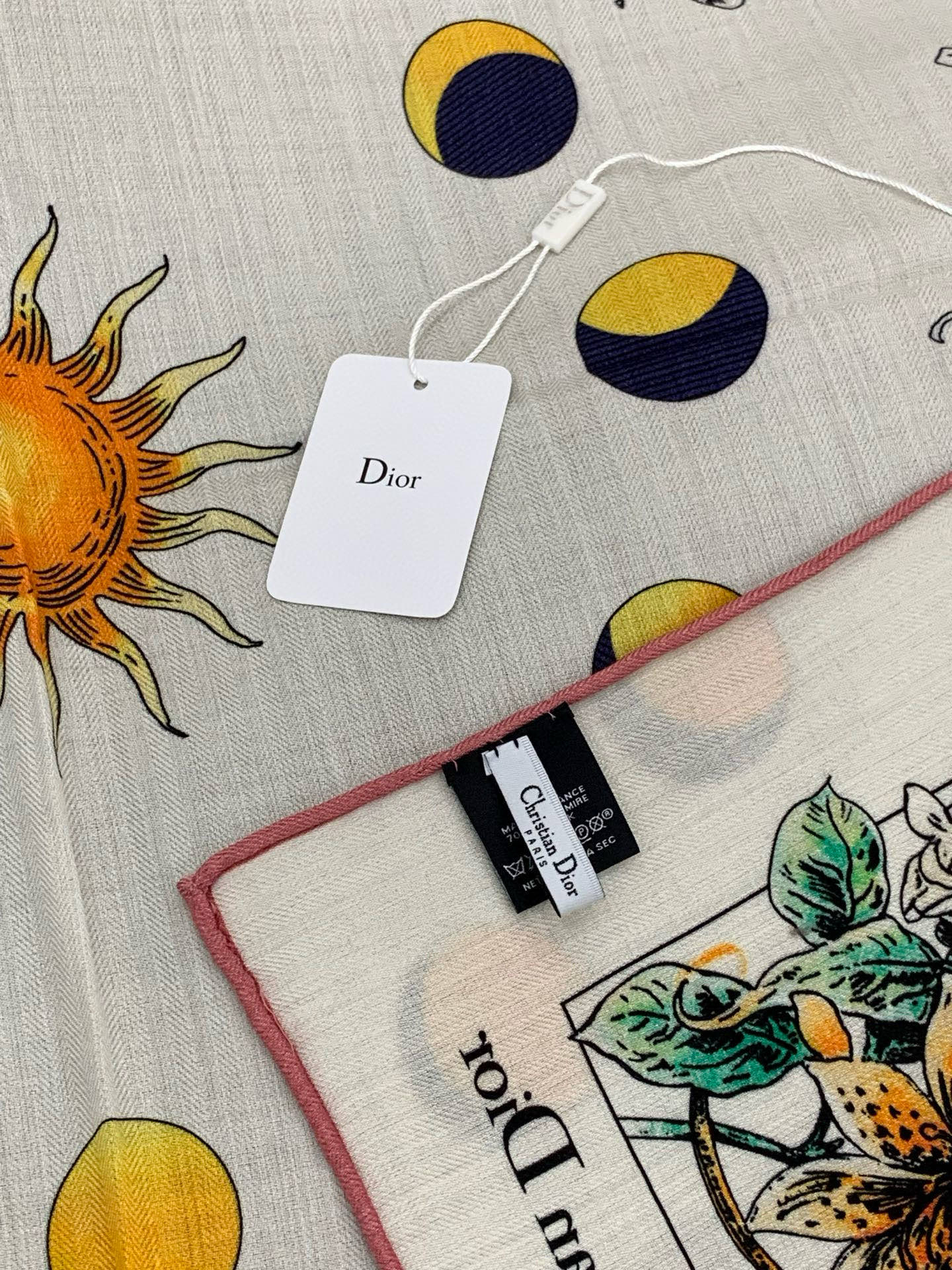 Dior 双面同色丝绒印花方巾140丝绒面料多色 Dior Astral Flowers这款方巾饰以 D