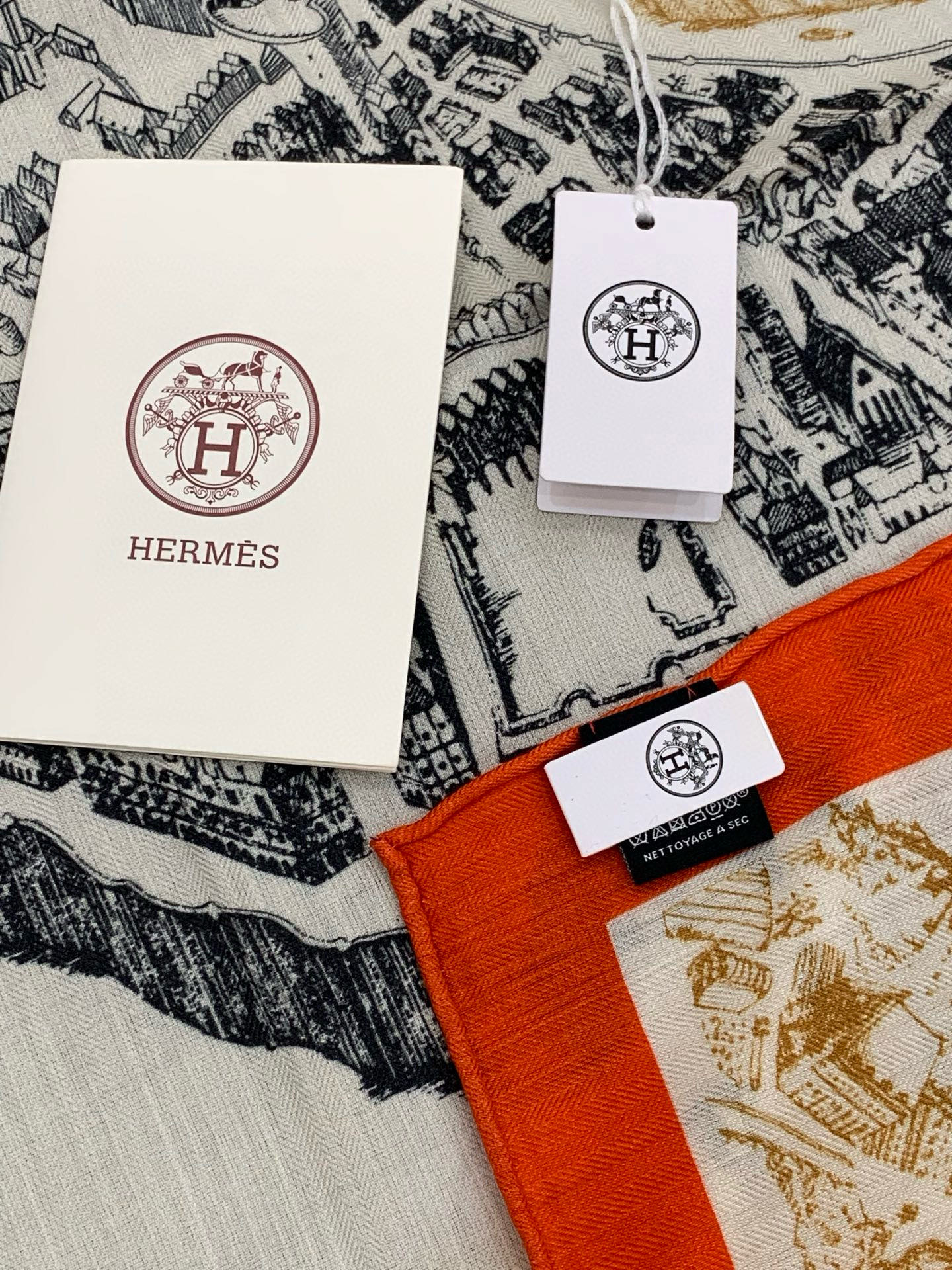 【140顶级丝羊绒双面同色披肩『骏马之城』！！超级气质！！】不仅美有其表，更有好品质与好细节的出彩内质！