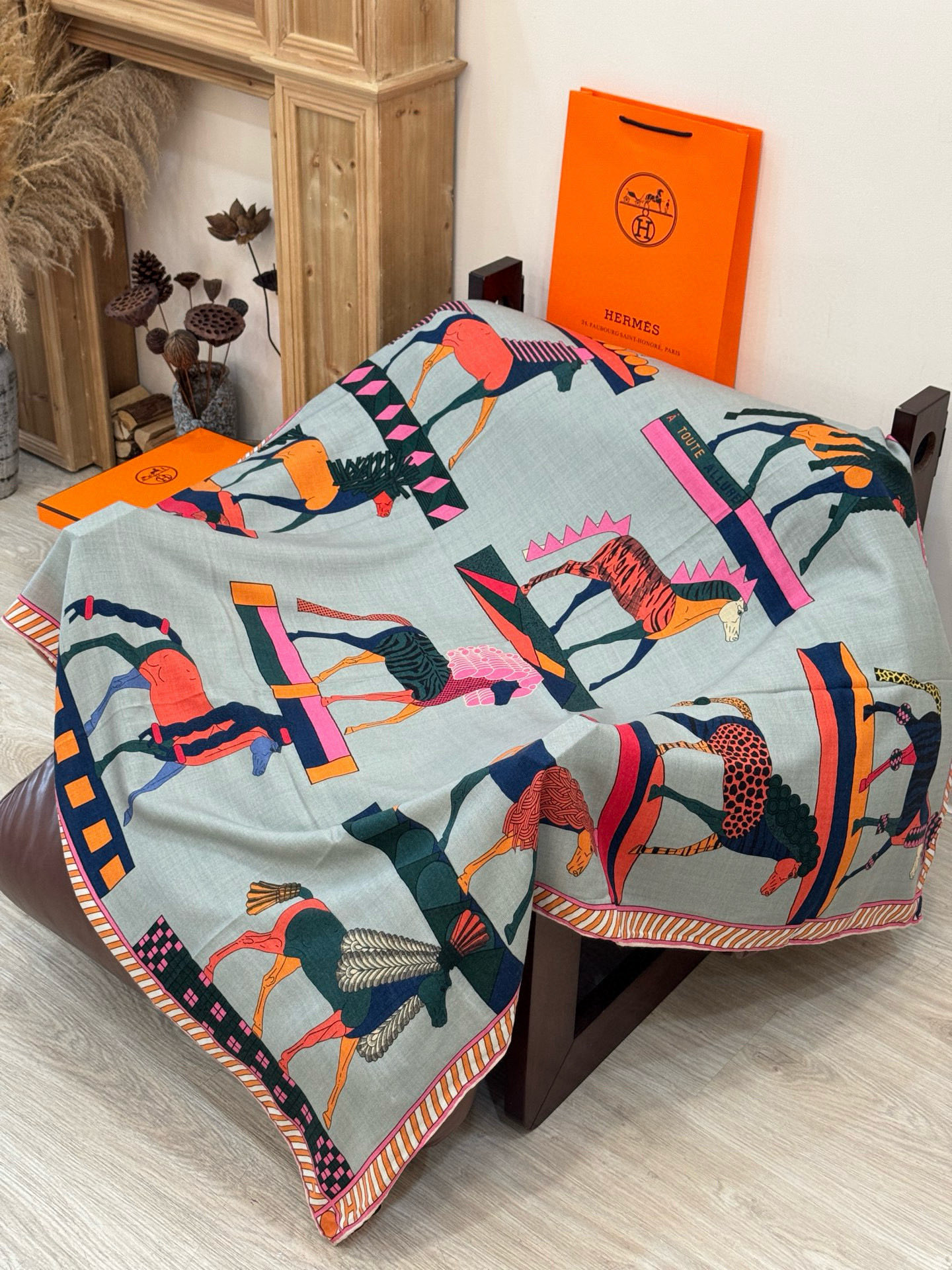 “全速前进”140双面丝绒披肩手工卷边丝毛方巾（30%桑蚕丝70%羊绒）这款经典单品展现强大而迷人的女性