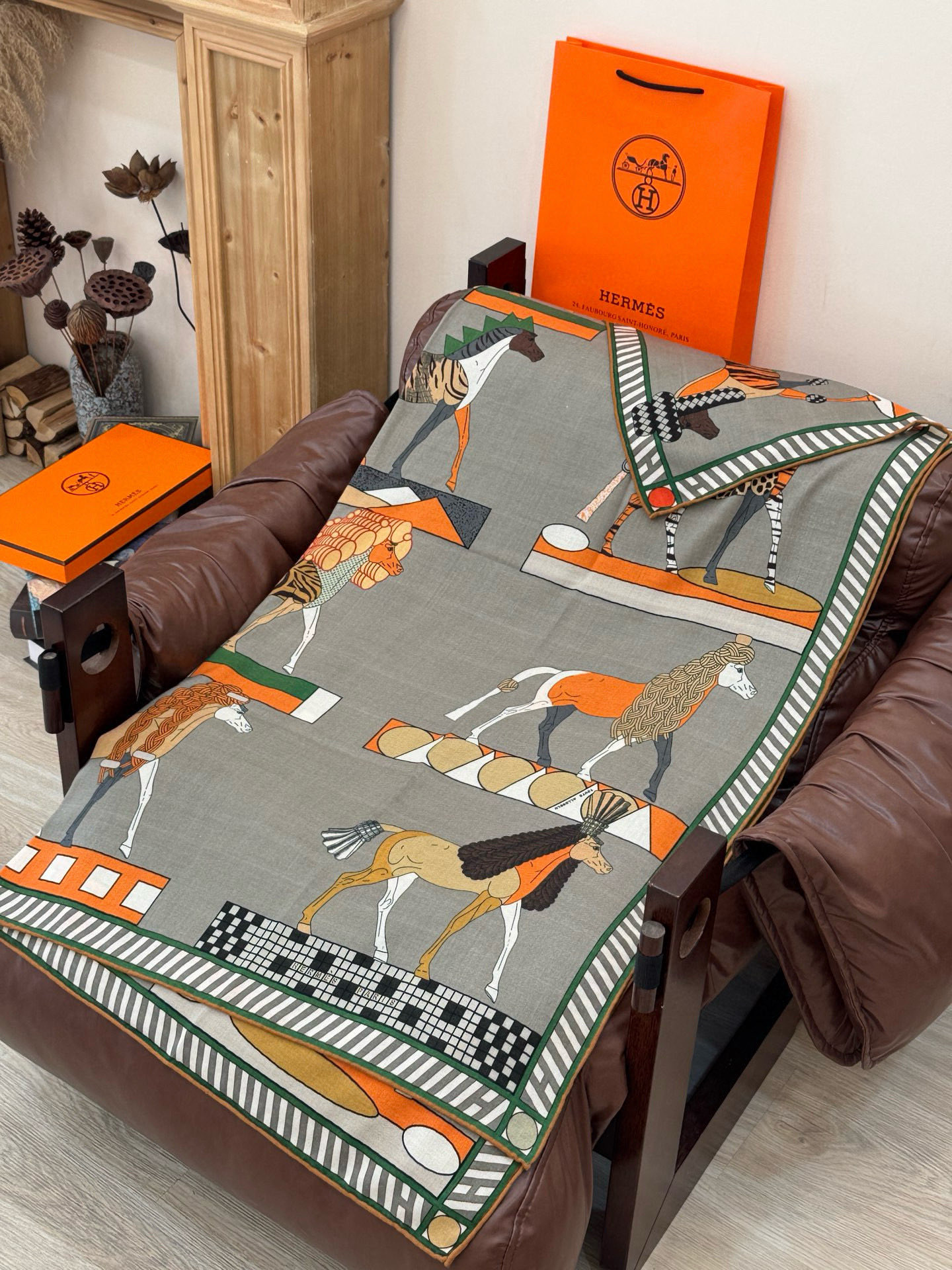 “全速前进”140双面丝绒披肩手工卷边丝毛方巾（30%桑蚕丝70%羊绒）这款经典单品展现强大而迷人的女性