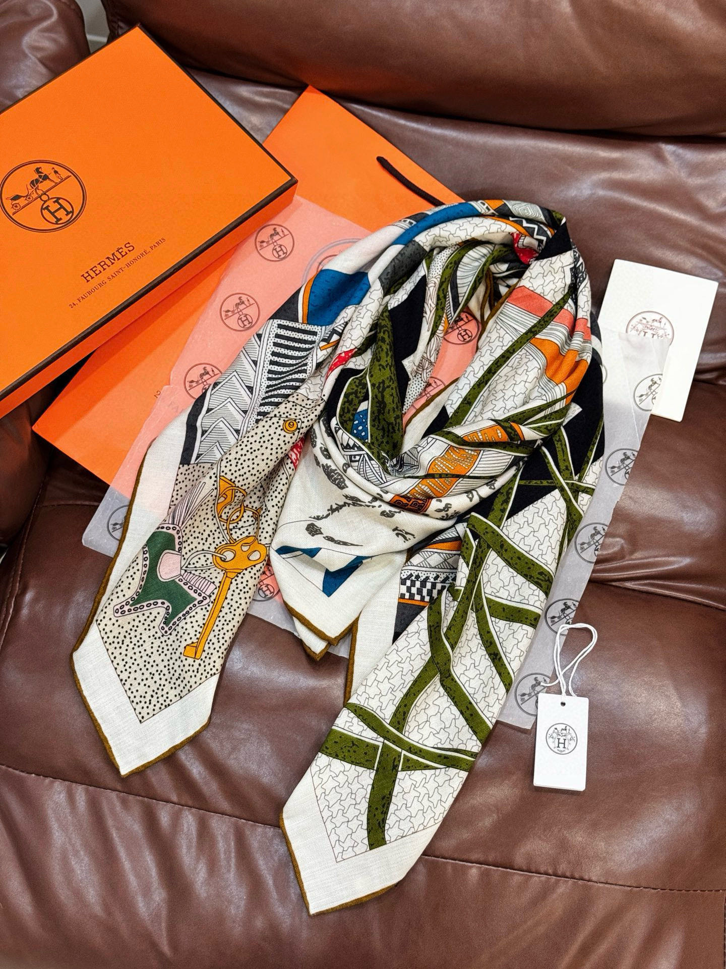 💟2025年秋冬抢先 上新💞【双面同色丝毛方巾】手工卷边山羊绒和真丝混纺披肩（70%山羊绒，30%桑蚕丝