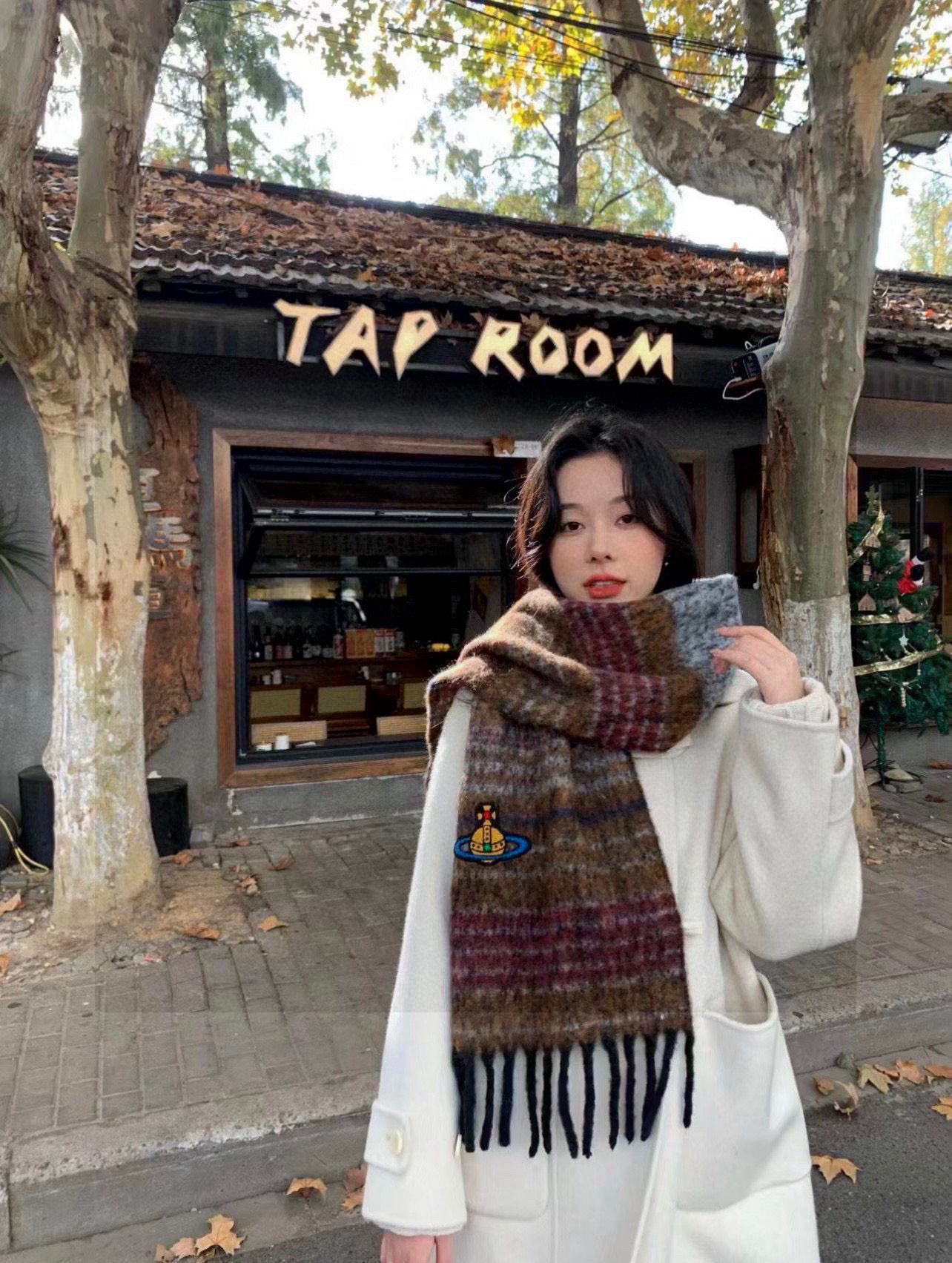 西太后超美新款马海毛围巾！超级推荐入手！质感好货！主打的马海毛围巾~据说超难买哦！！做工非常精致，很有分