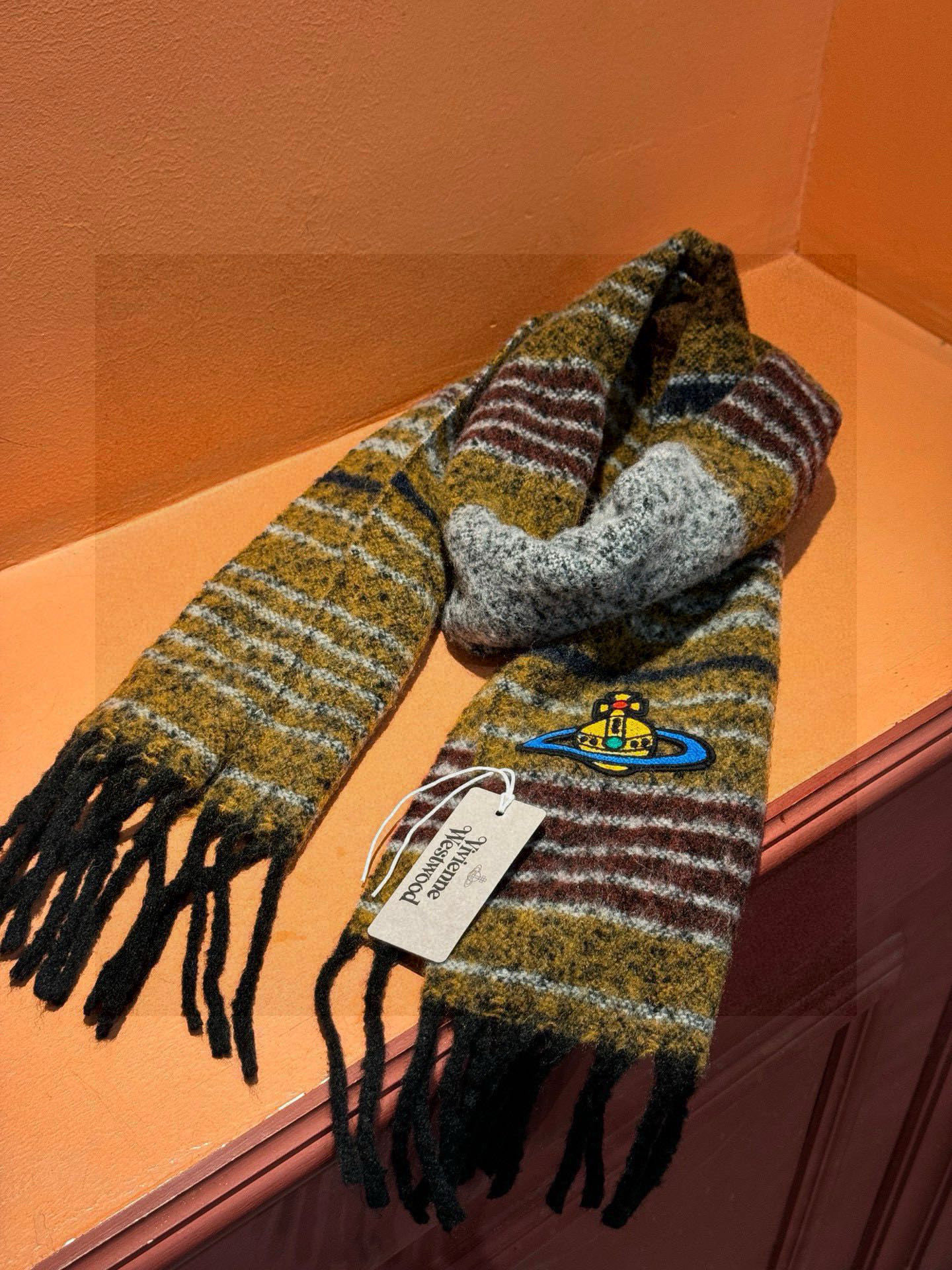 西太后超美新款马海毛围巾！超级推荐入手！质感好货！主打的马海毛围巾~据说超难买哦！！做工非常精致，很有分