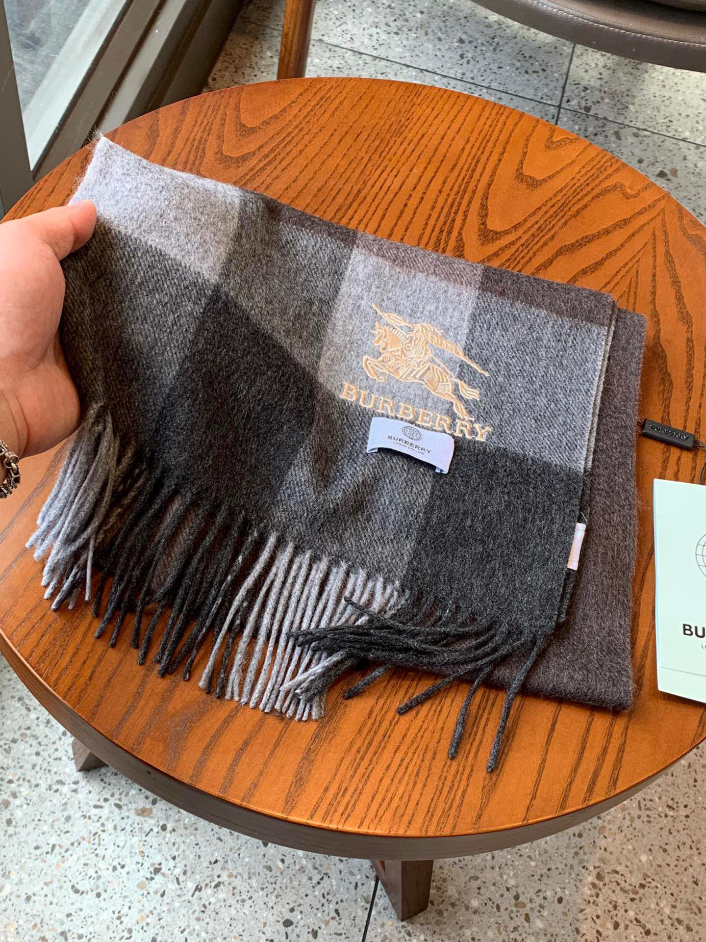 巴宝莉最新男士双色纯羊绒围巾👍我们的男款围巾且买且珍惜~~男款真的很少，一年也就出几款，都是出口订单所以