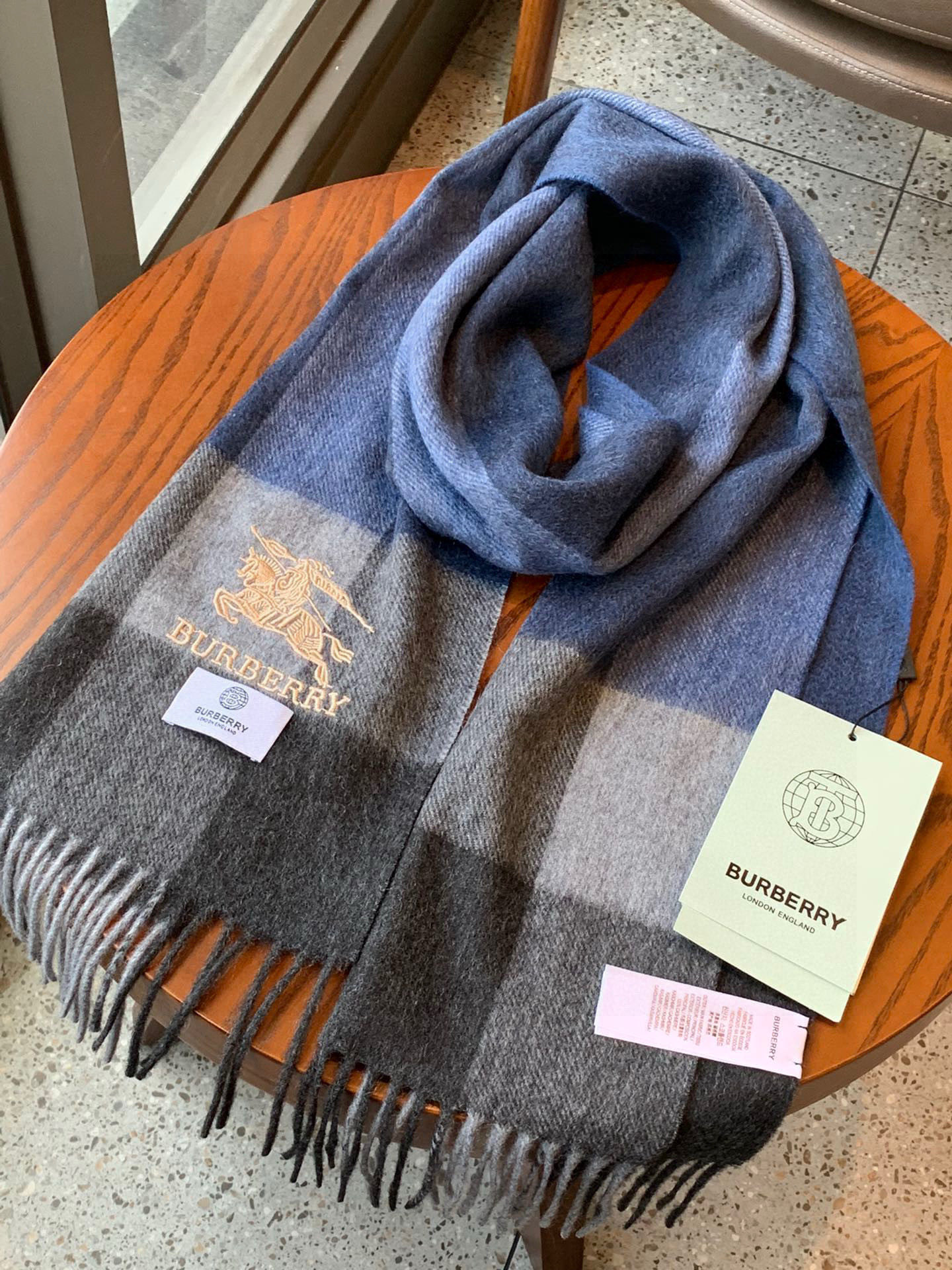 巴宝莉最新男士双色纯羊绒围巾👍我们的男款围巾且买且珍惜~~男款真的很少，一年也就出几款，都是出口订单所以