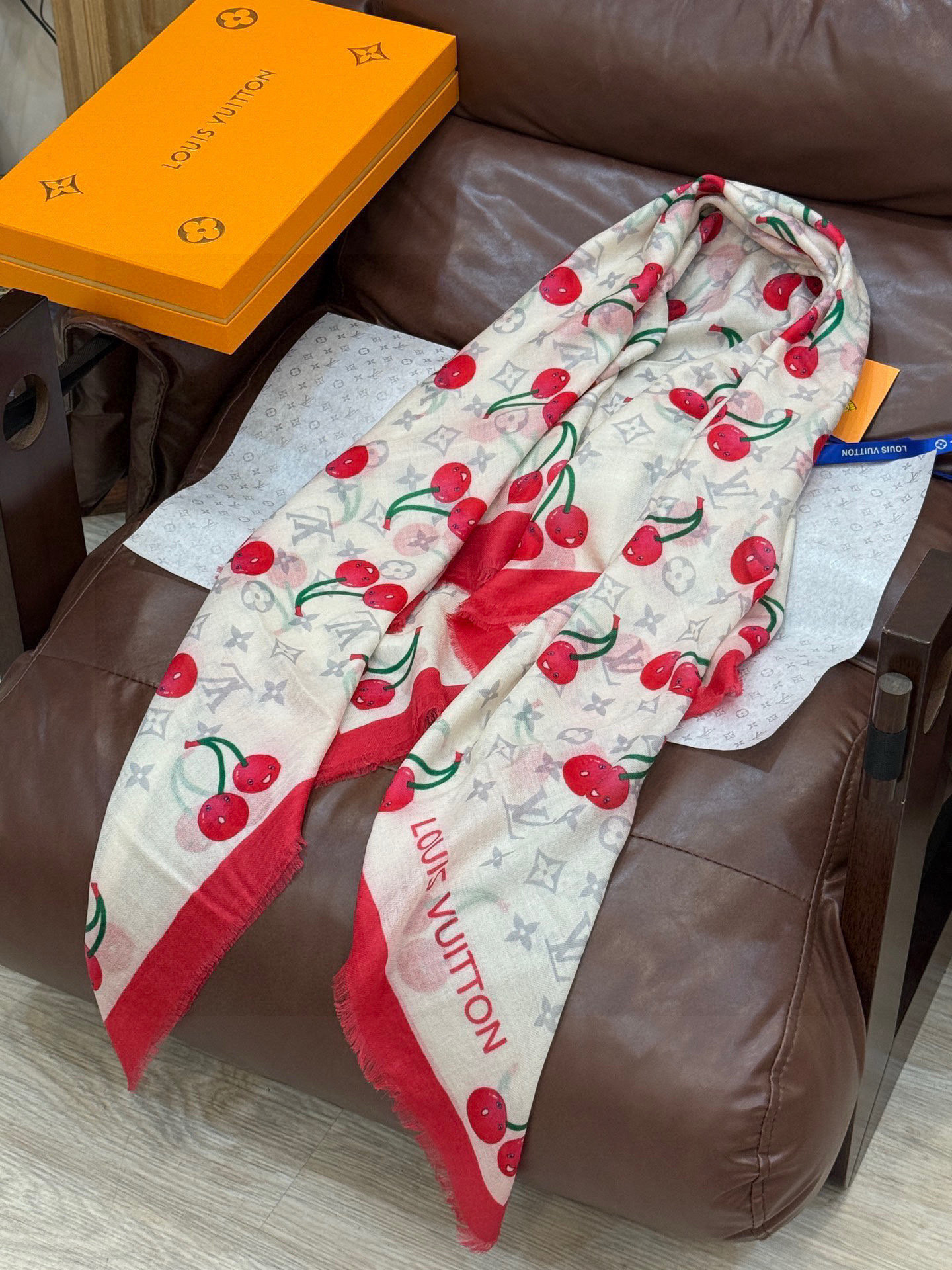 上新💕 🔥新款樱桃LV羊绒方巾 LV x TM Monogram Cerise 出自路易威登 x 村上隆