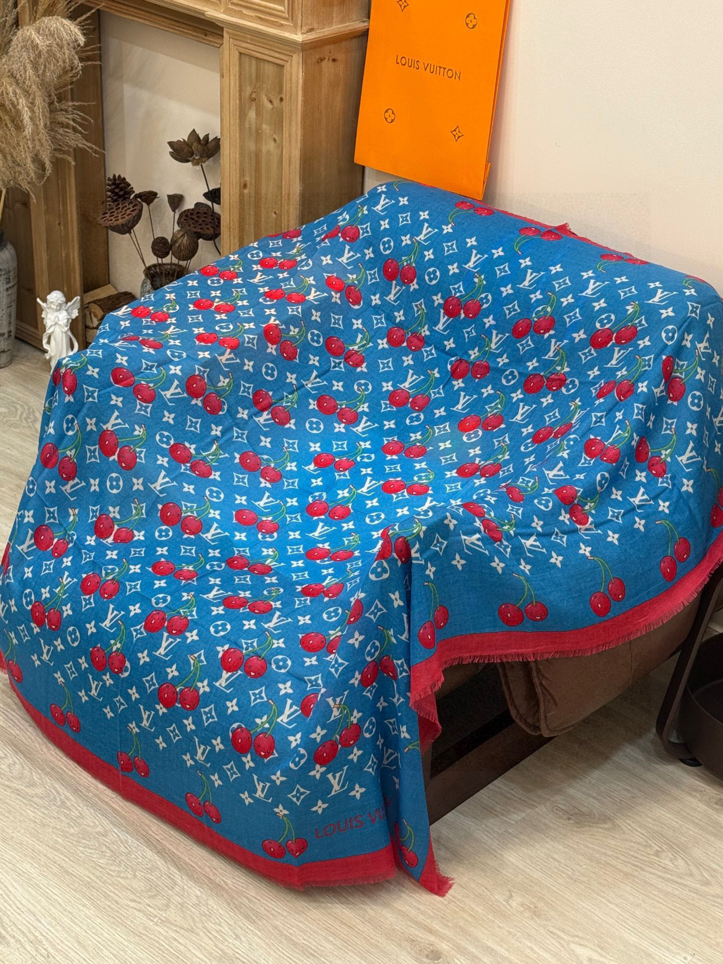 上新💕 🔥新款樱桃LV羊绒方巾 LV x TM Monogram Cerise 出自路易威登 x 村上隆