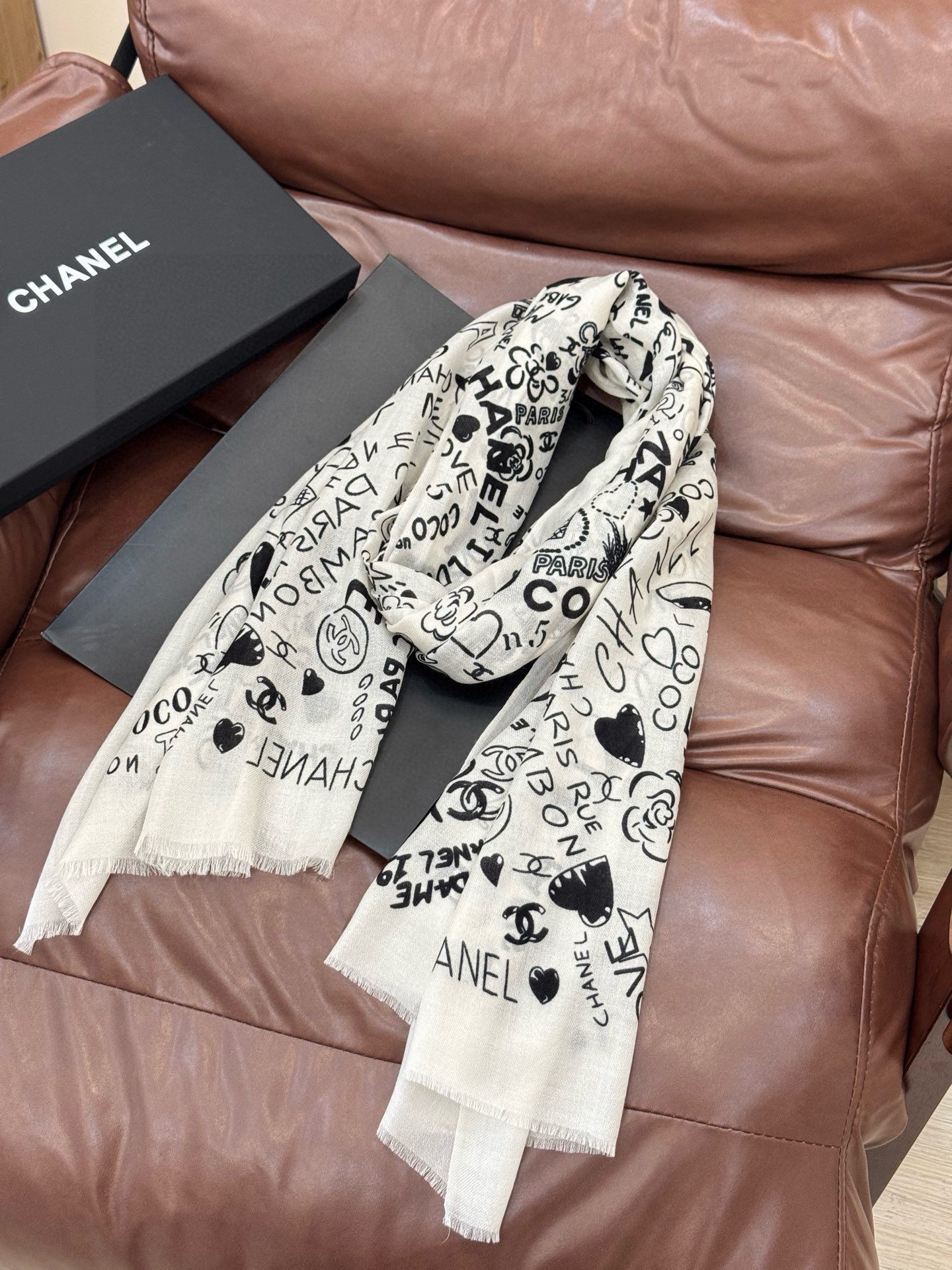 💟2025年秋冬新款 💟CHANEL香奈儿经典元素设计优雅大方，绕在颈间超级完美💋💋简直人间的尤物😍 专