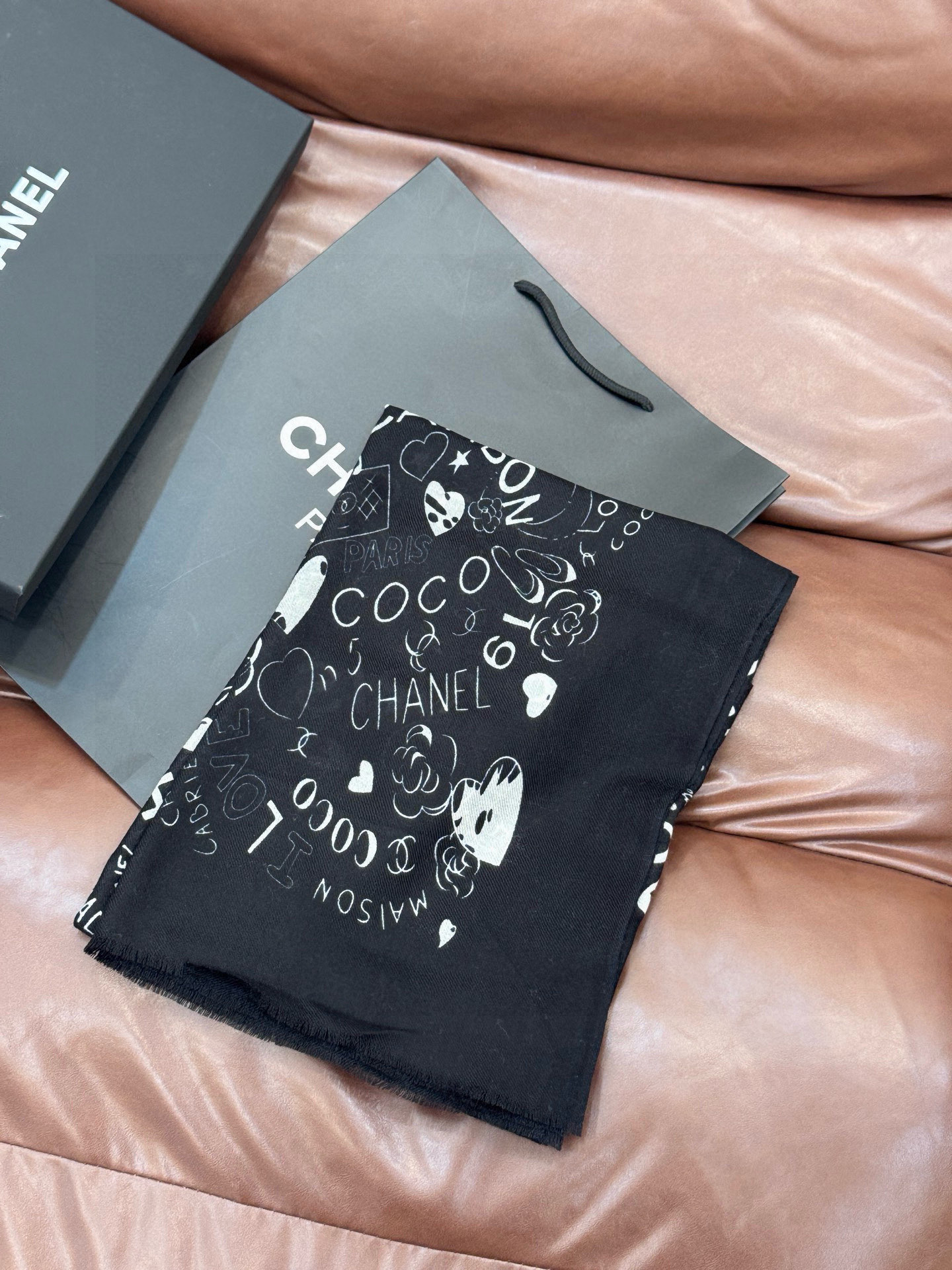 💟2025年秋冬新款 💟CHANEL香奈儿经典元素设计优雅大方，绕在颈间超级完美💋💋简直人间的尤物😍 专