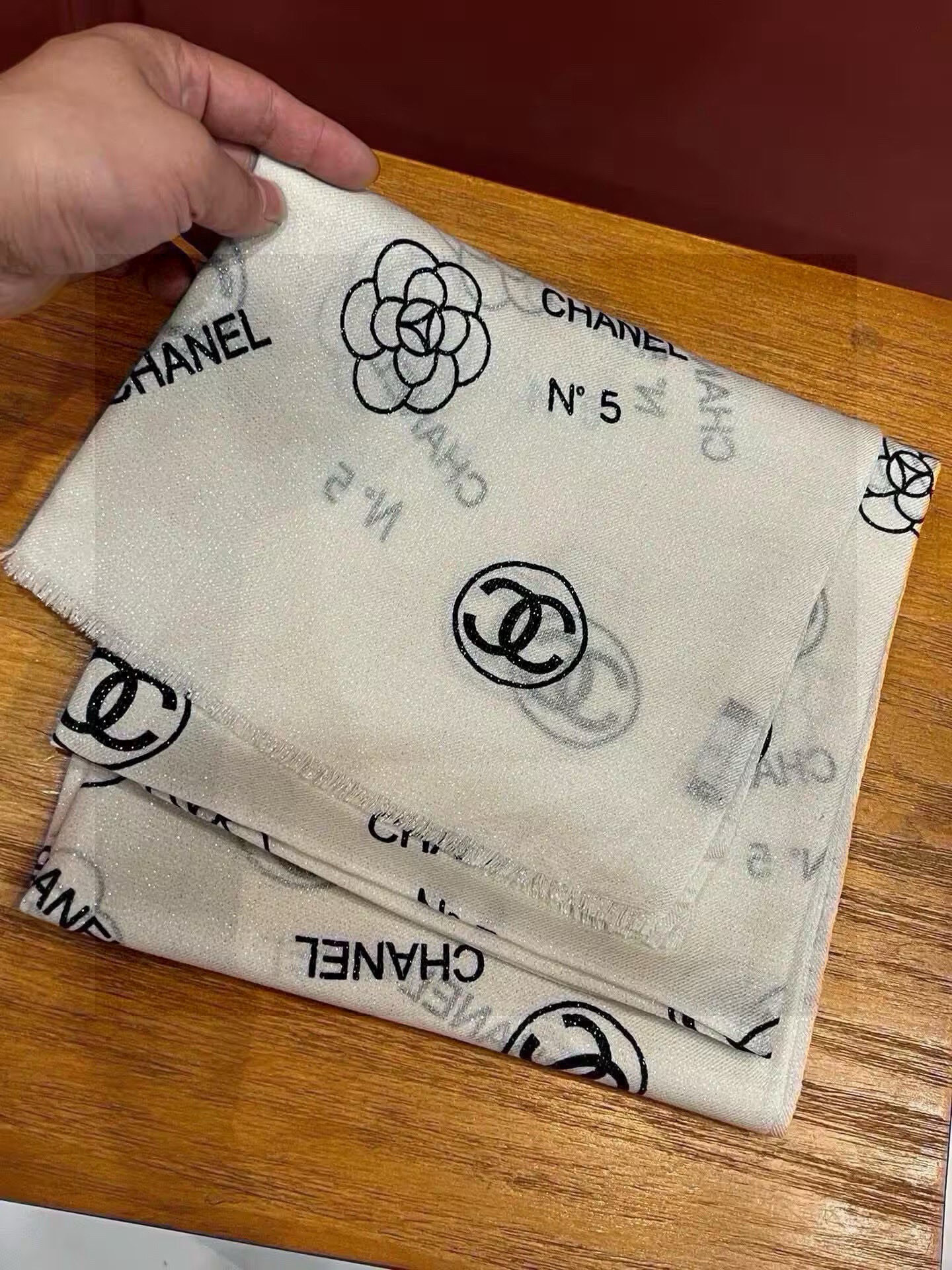 上新🌟 会发光发亮的围巾 💄💋新款客供银线💖羊绒面料长巾 😘美翻了[流泪]【小香银线图标】，御用殿堂级极