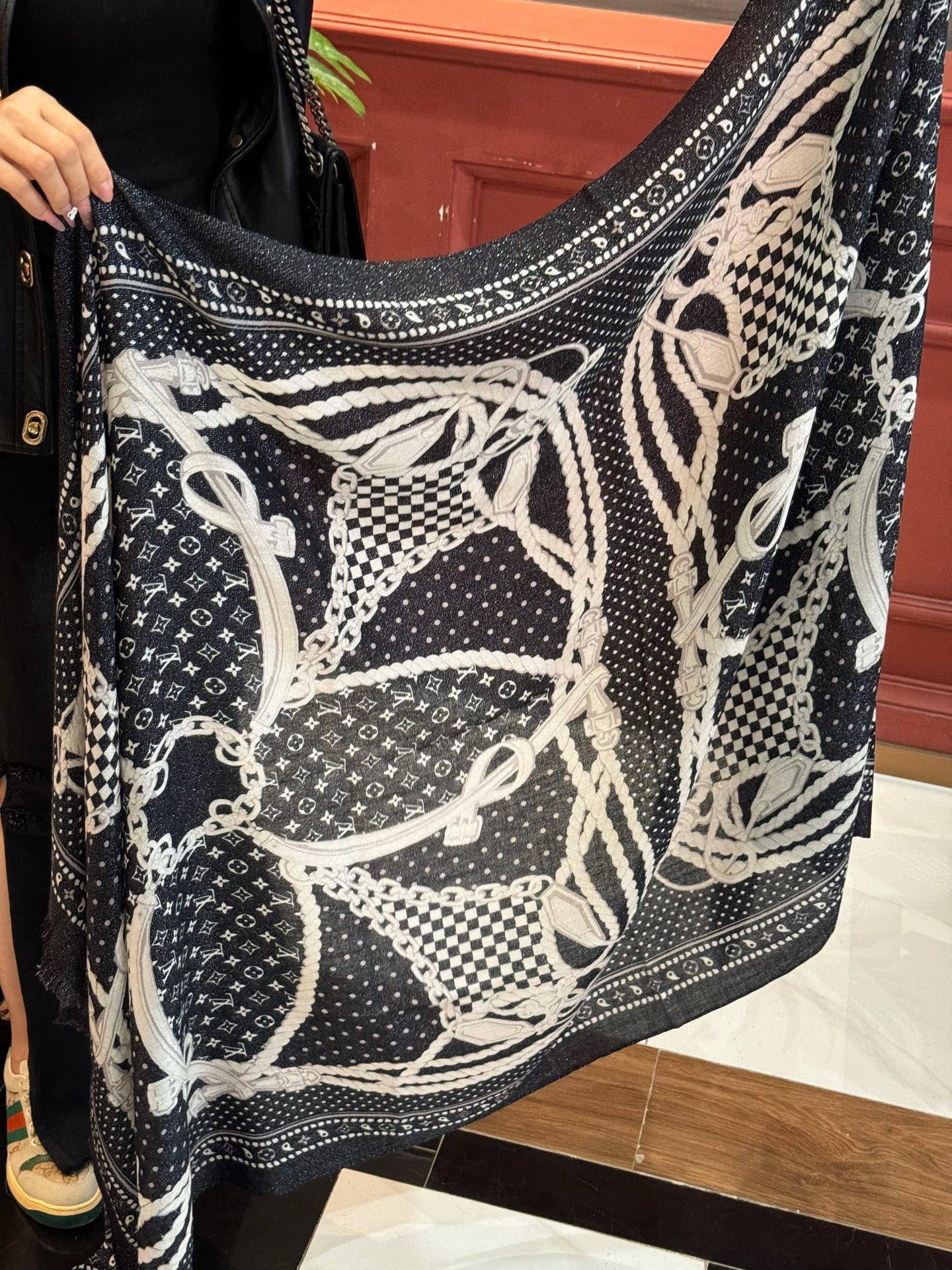 会发光发亮的围巾 💄💋新款客供亮片💖羊绒面料长巾 😘美翻了[流泪]【彩色山茶花银线长巾】御用殿堂级极‼️