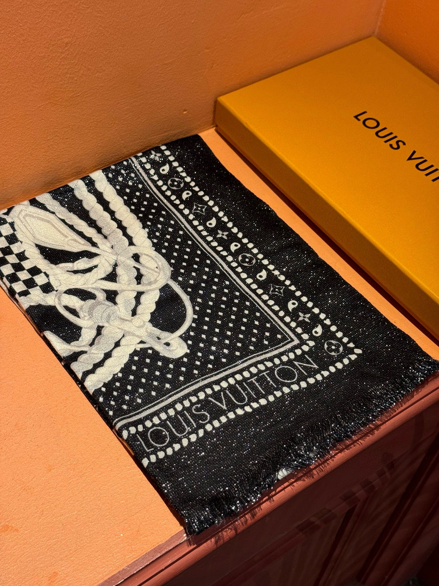 会发光发亮的围巾 💄💋新款客供亮片💖羊绒面料长巾 😘美翻了[流泪]【彩色山茶花银线长巾】御用殿堂级极‼️