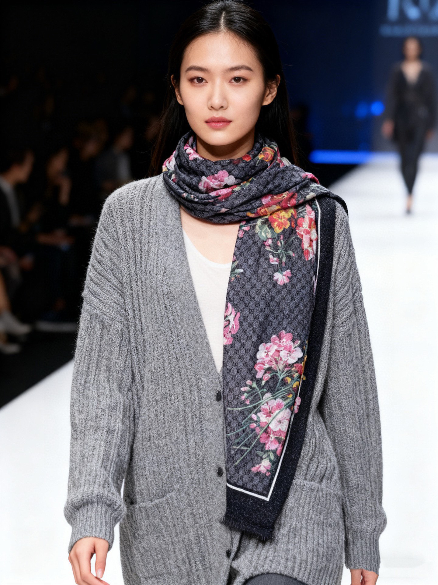 Gucci花卉羊绒围巾~超级抬气色！高级女人味！】羊绒围巾也能这么美！！！Gucci这款双面花卉羊绒围巾