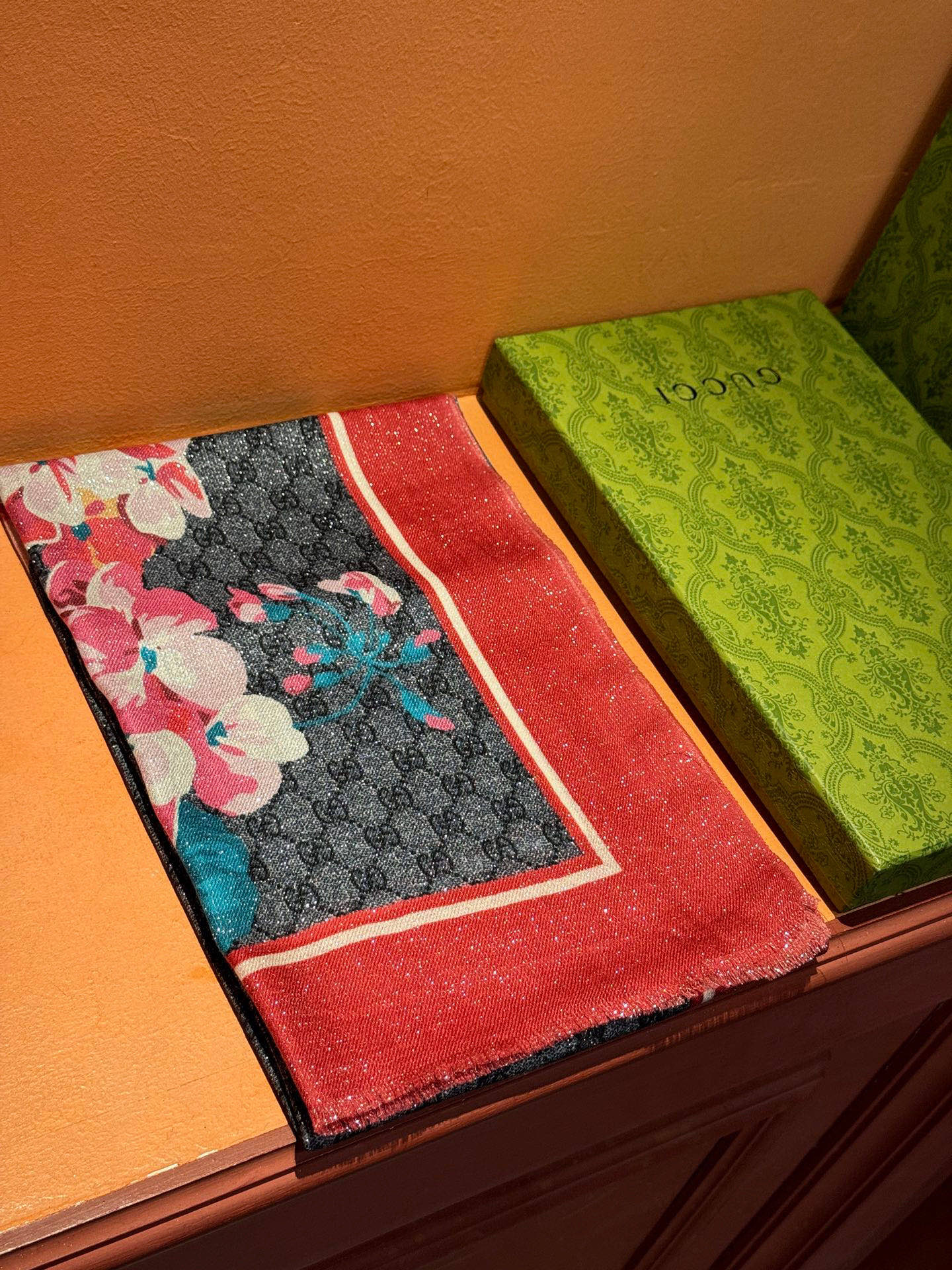 Gucci花卉羊绒围巾~超级抬气色！高级女人味！】羊绒围巾也能这么美！！！Gucci这款双面花卉羊绒围巾