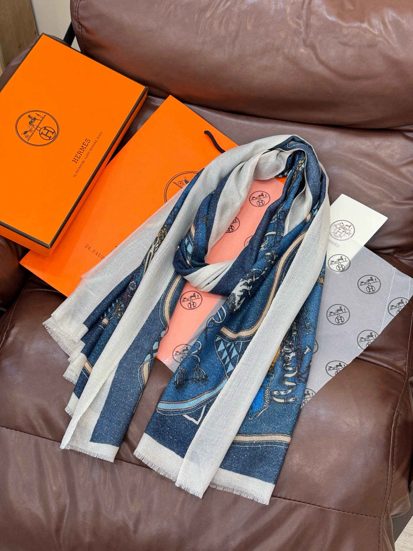 会发光发亮的围巾 羊绒新款🆕👏买了都说好看‼️推荐💕爱马仕羊绒方巾，顶级工艺超值‼️爱马仕专柜爆款🎁💟立