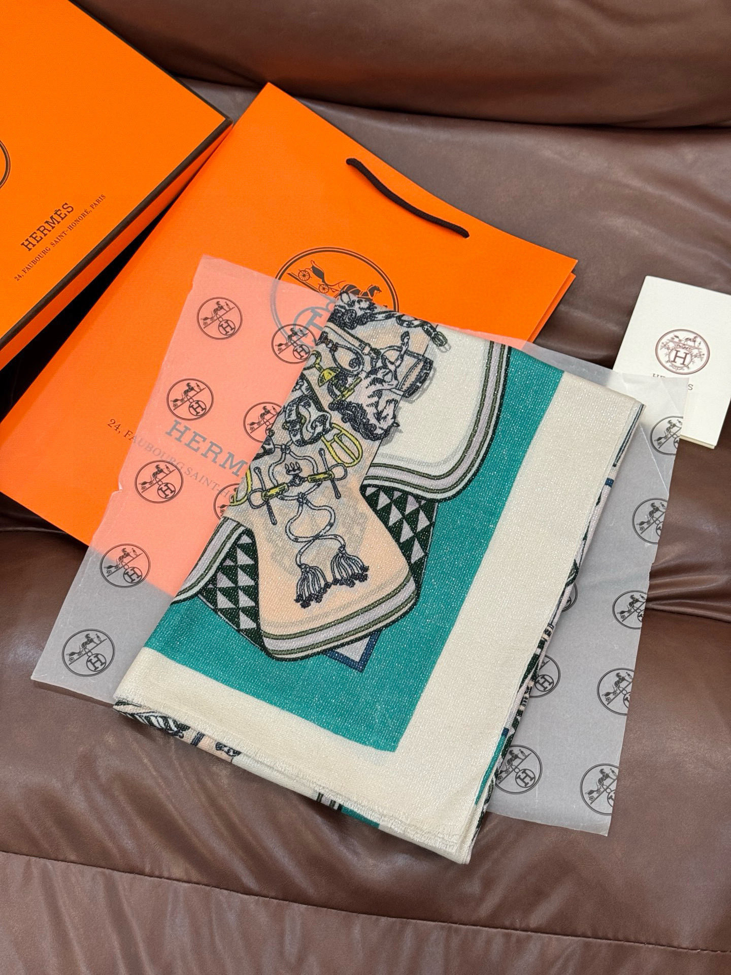 会发光发亮的围巾 羊绒新款🆕👏买了都说好看‼️推荐💕爱马仕羊绒方巾，顶级工艺超值‼️爱马仕专柜爆款🎁💟立