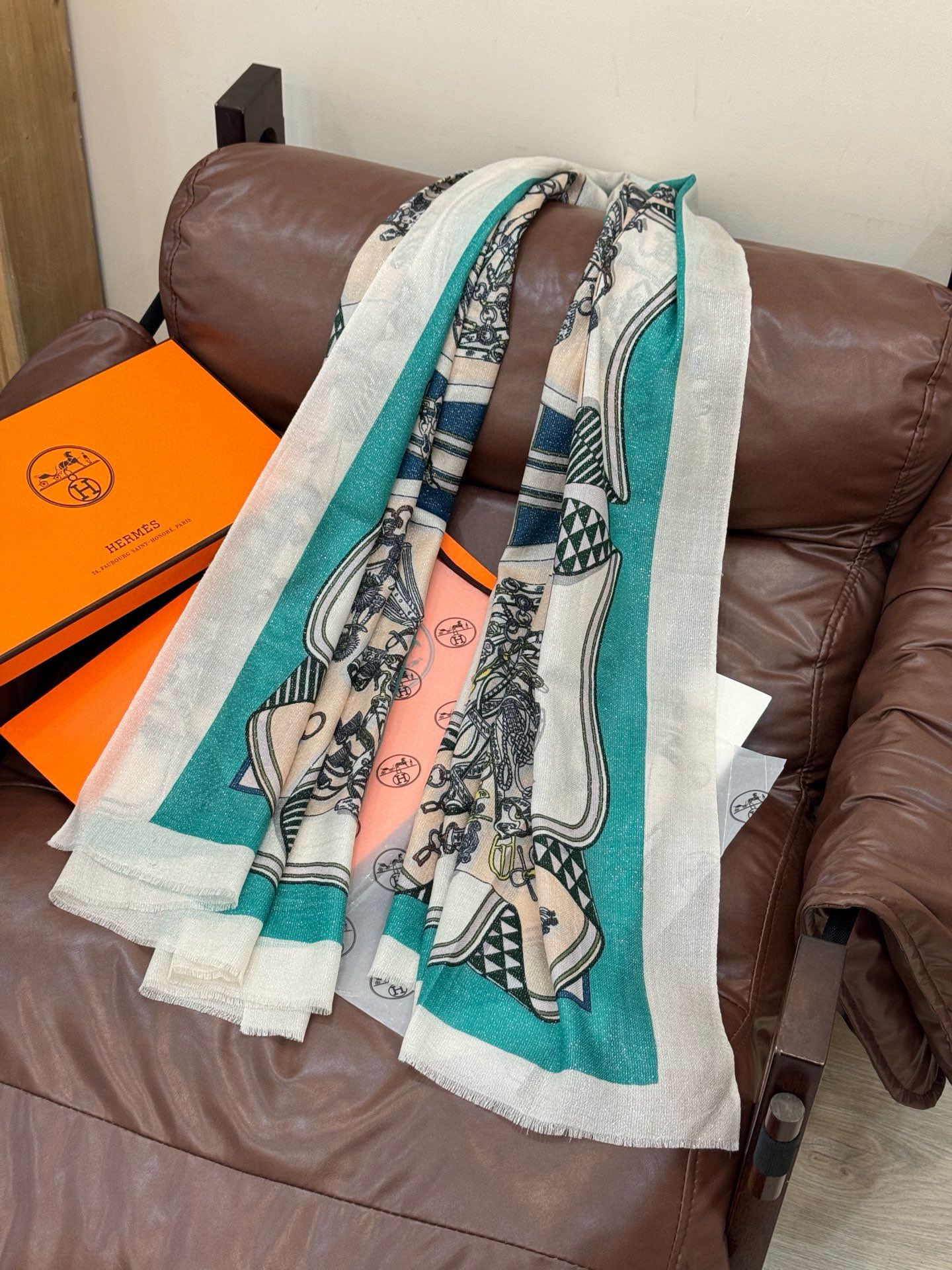 会发光发亮的围巾 羊绒新款🆕👏买了都说好看‼️推荐💕爱马仕羊绒方巾，顶级工艺超值‼️爱马仕专柜爆款🎁💟立