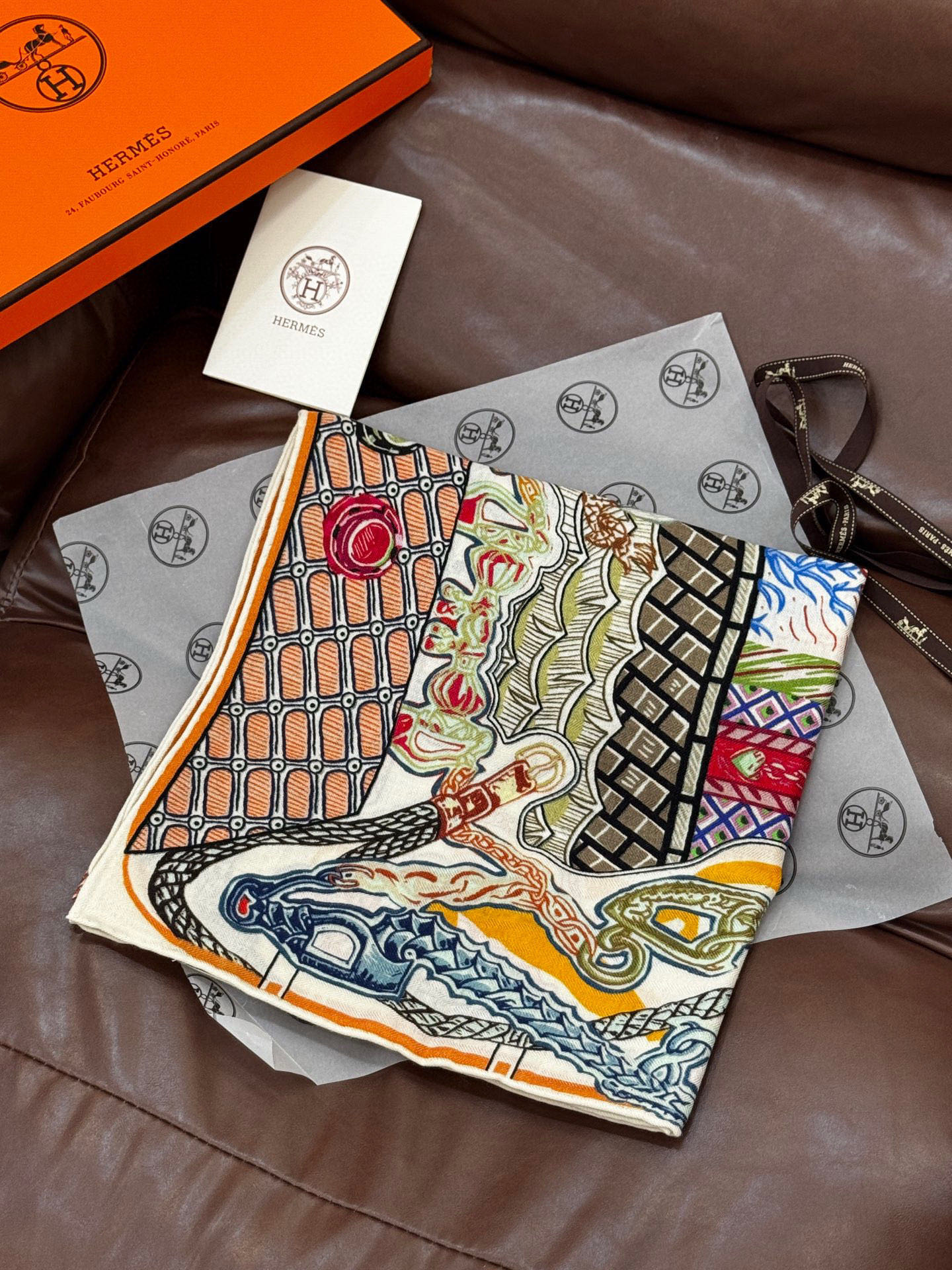 新款 秋冬搭配利器❗️顶级双面同色真丝羊绒披肩！！点睛精彩，图案和配色都超级喜欢，又一款双面配色工艺设计